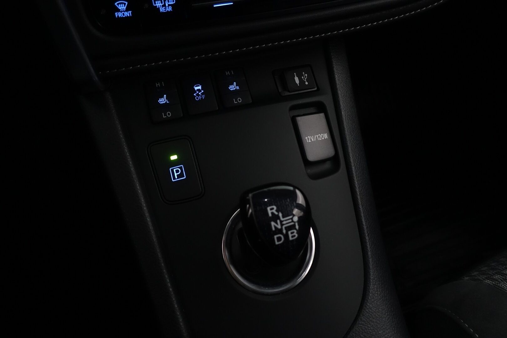 Toyota Auris 2018 Touring Sports 1,8 Hybrid Active * Koukku / Keyless / Peruutuskamera / Navi / Vakkari / Bluetooth * - Kahdet renkaat aluvanteilla