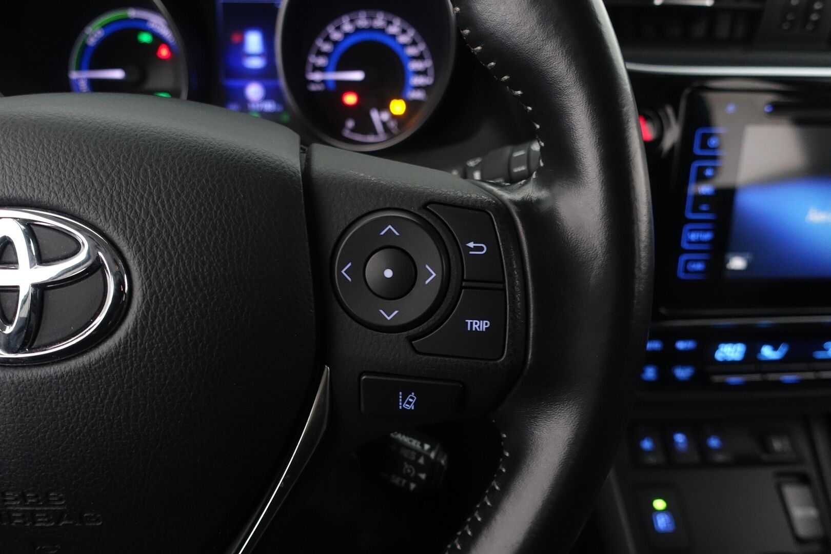 Toyota Auris 2018 Touring Sports 1,8 Hybrid Active * Koukku / Keyless / Peruutuskamera / Navi / Vakkari / Bluetooth * - Kahdet renkaat aluvanteilla