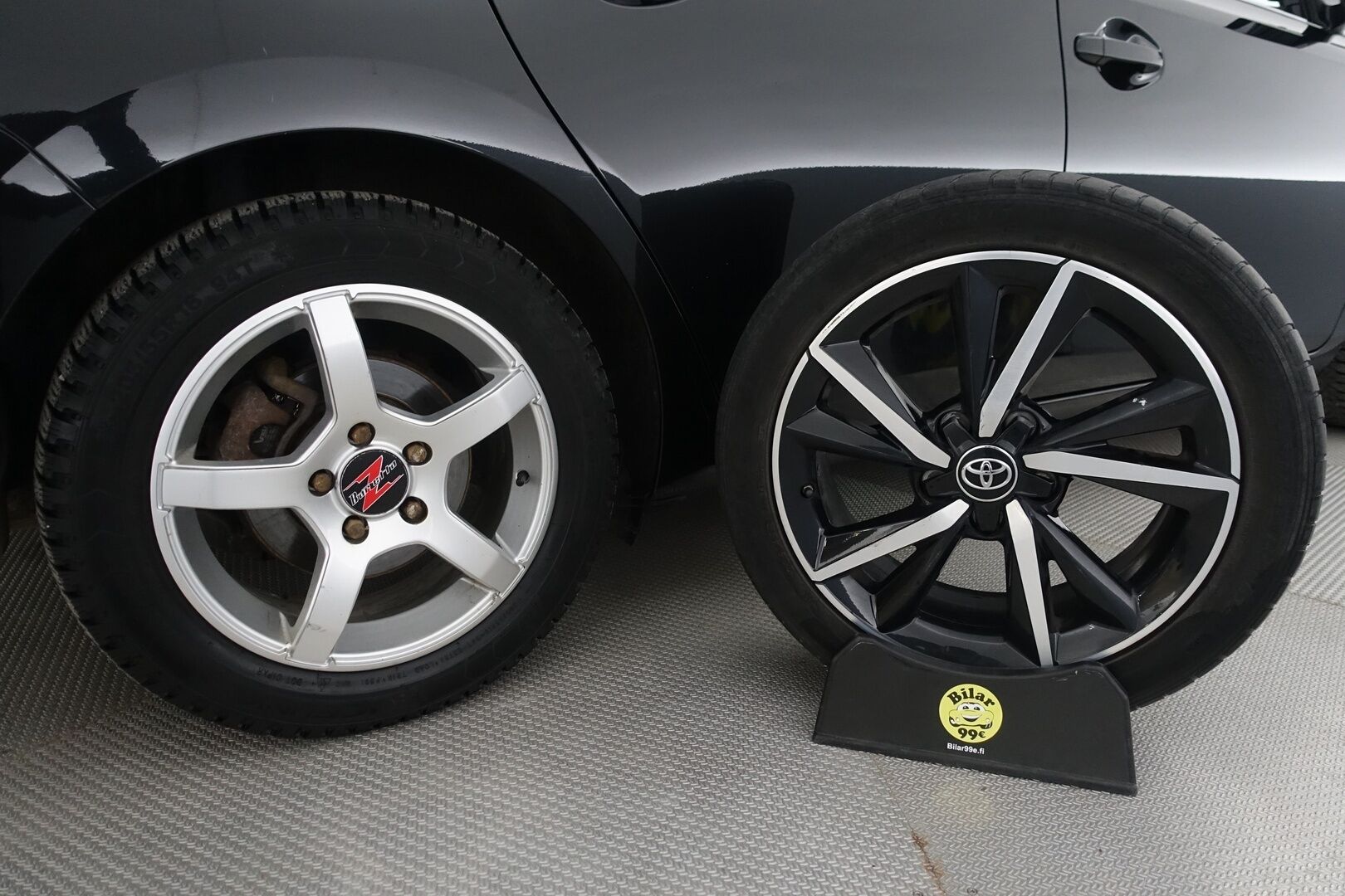Toyota Auris 2018 Touring Sports 1,8 Hybrid Active * Koukku / Keyless / Peruutuskamera / Navi / Vakkari / Bluetooth * - Kahdet renkaat aluvanteilla