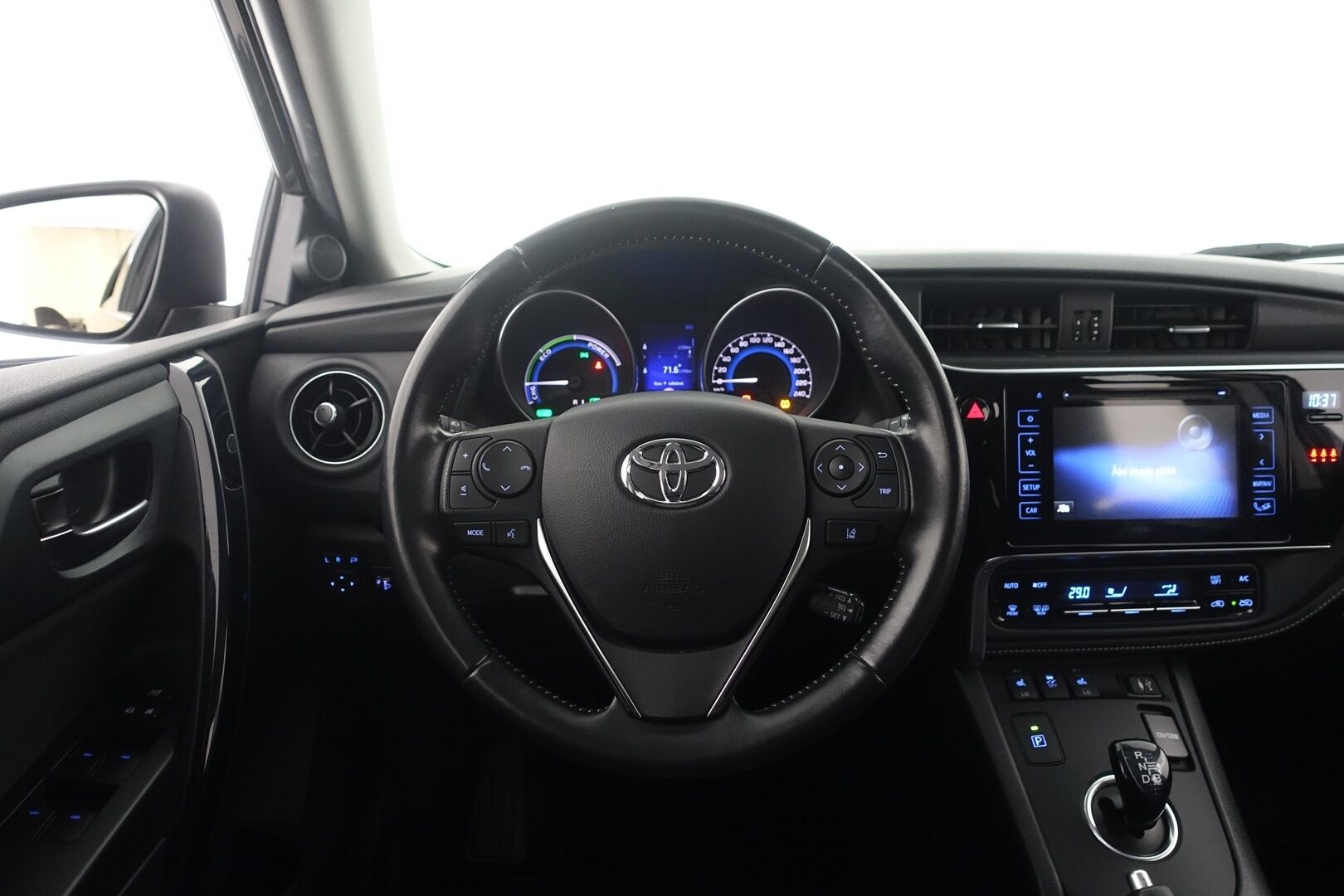 Toyota Auris 2018 Touring Sports 1,8 Hybrid Active * Koukku / Keyless / Peruutuskamera / Navi / Vakkari / Bluetooth * - Kahdet renkaat aluvanteilla