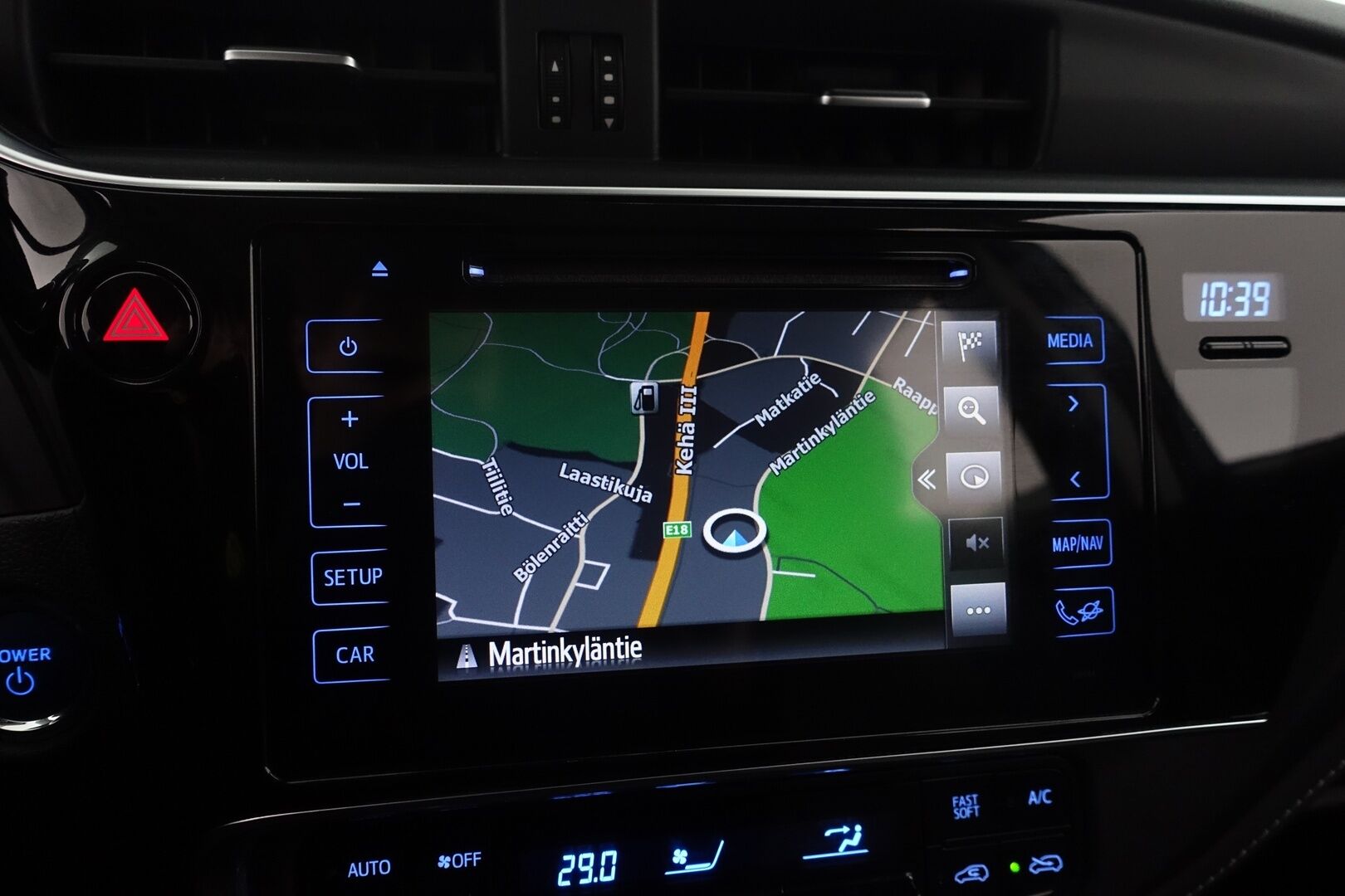 Toyota Auris 2018 Touring Sports 1,8 Hybrid Active * Koukku / Keyless / Peruutuskamera / Navi / Vakkari / Bluetooth * - Kahdet renkaat aluvanteilla