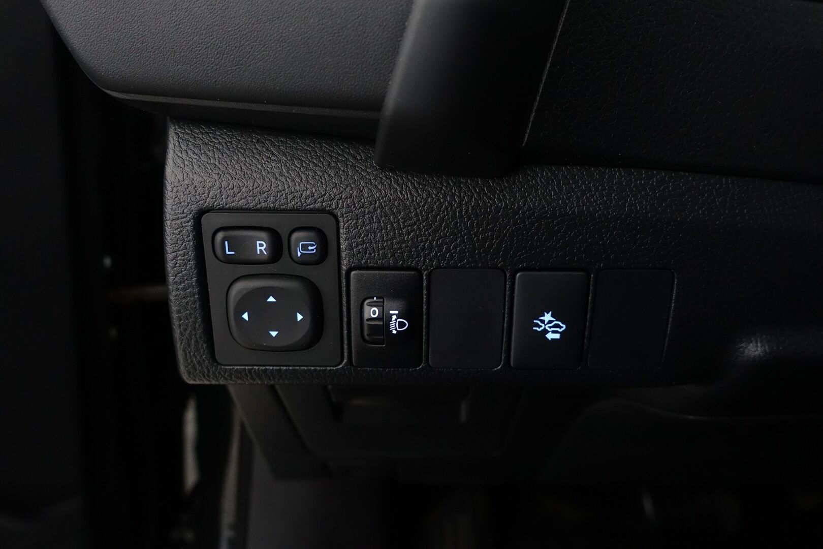 Toyota Auris 2018 Touring Sports 1,8 Hybrid Active * Koukku / Keyless / Peruutuskamera / Navi / Vakkari / Bluetooth * - Kahdet renkaat aluvanteilla