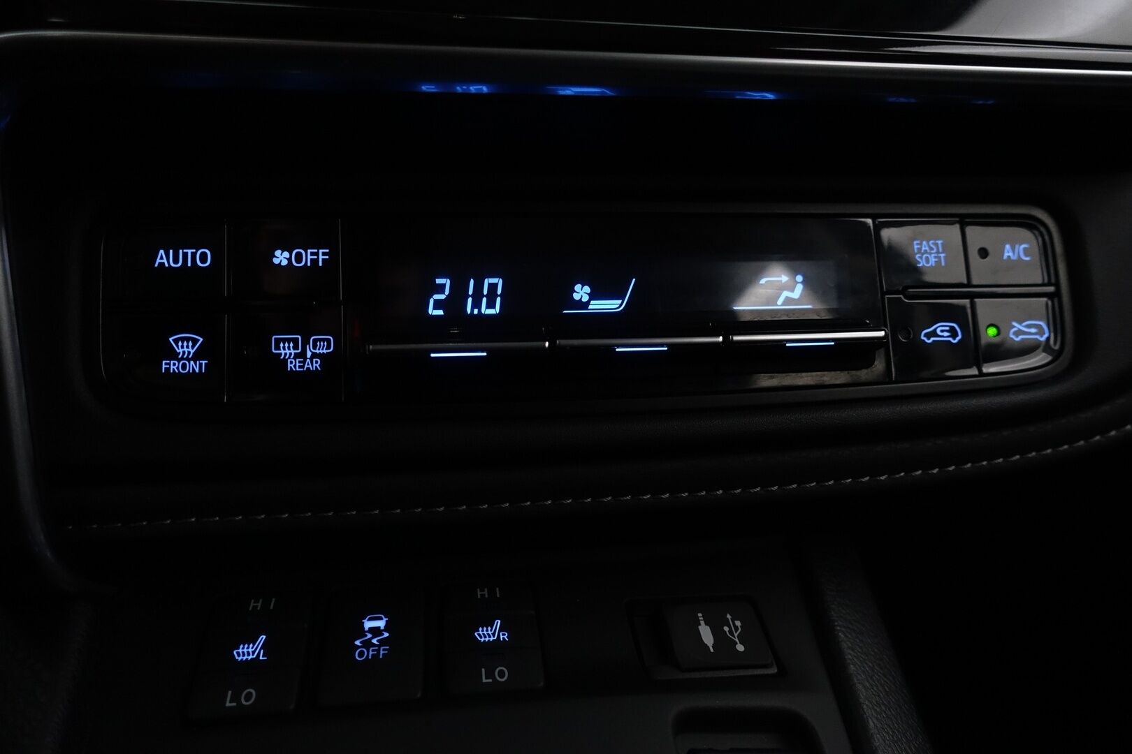 Toyota Auris 2018 Touring Sports 1,8 Hybrid Active * Koukku / Keyless / Peruutuskamera / Navi / Vakkari / Bluetooth * - Kahdet renkaat aluvanteilla