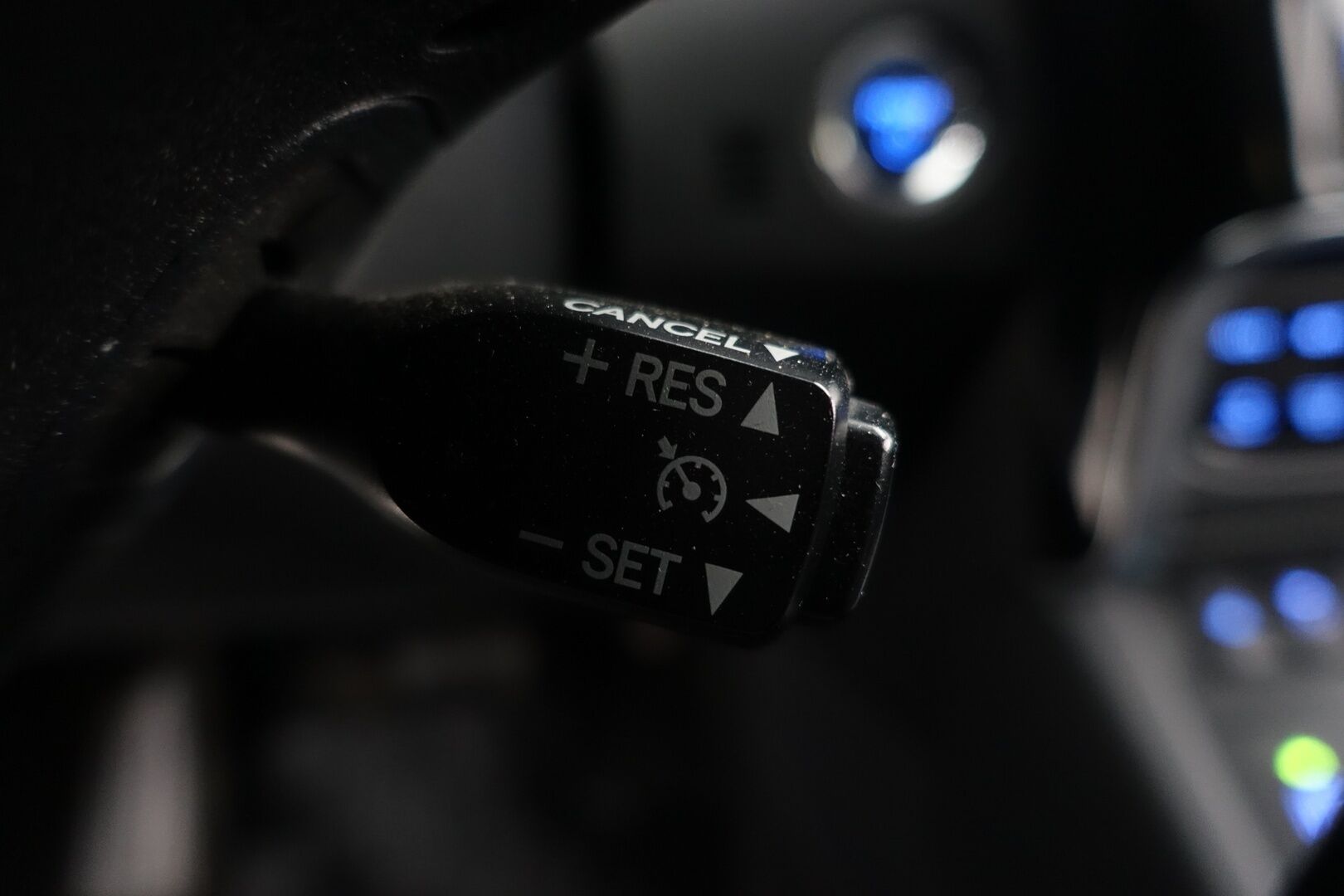 Toyota Auris 2018 Touring Sports 1,8 Hybrid Active * Koukku / Keyless / Peruutuskamera / Navi / Vakkari / Bluetooth * - Kahdet renkaat aluvanteilla