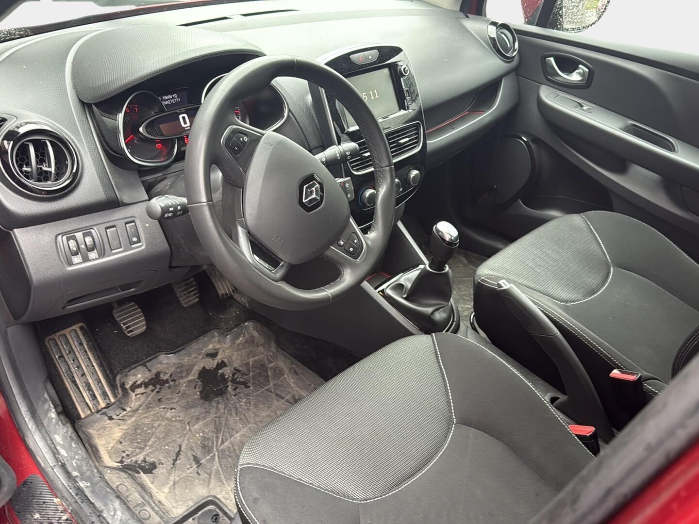 Renault Clio 2019 TCe 90 Fête **Suomi-auto / Vakionopeudensäädin / P-tutka / Ilmastointi / 2x renkaat** - Näyttävän värinen Clio pienillä metreillä!
