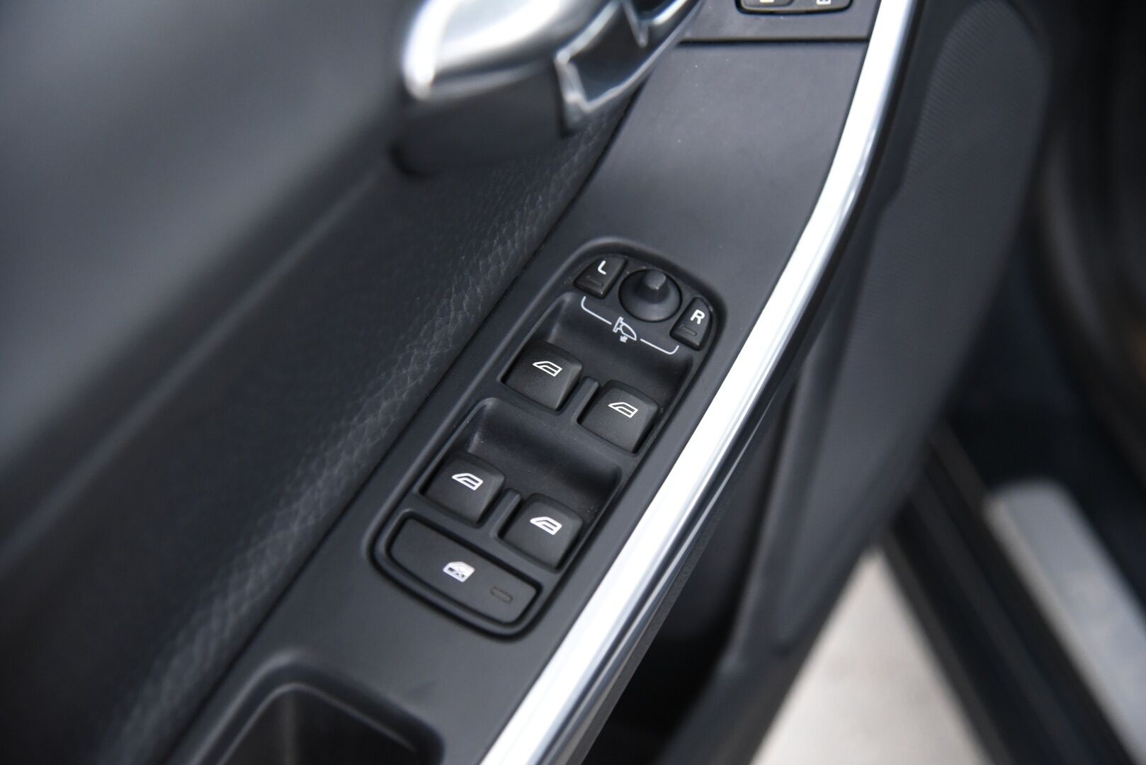 Volvo V60 2014 D6 AWD Summum+ plug in hybrid aut - Adapt. Vak. / Vetokoukku / Blis / Premium Sound / Pa-lämmitin