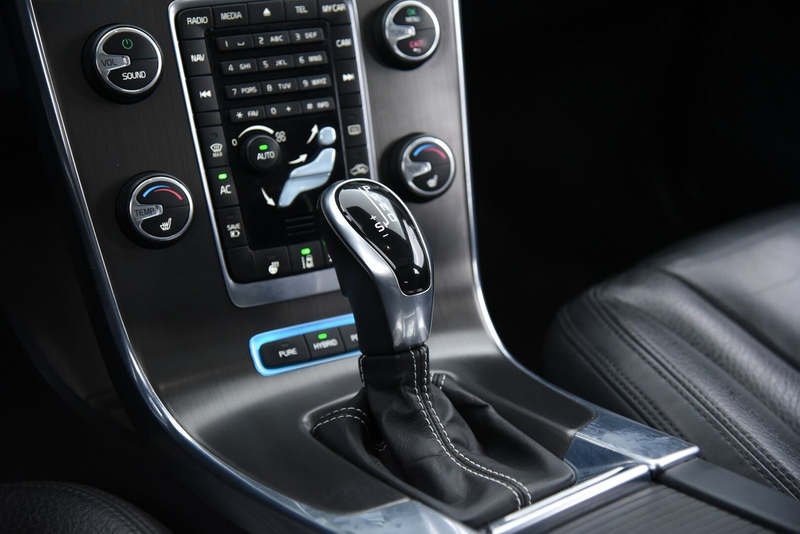 Volvo V60 2014 D6 AWD Summum+ plug in hybrid aut - Adapt. Vak. / Vetokoukku / Blis / Premium Sound / Pa-lämmitin