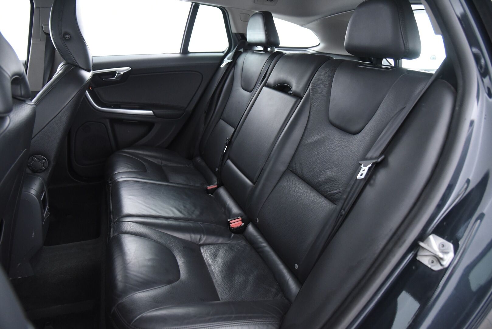 Volvo V60 2014 D6 AWD Summum+ plug in hybrid aut - Adapt. Vak. / Vetokoukku / Blis / Premium Sound / Pa-lämmitin