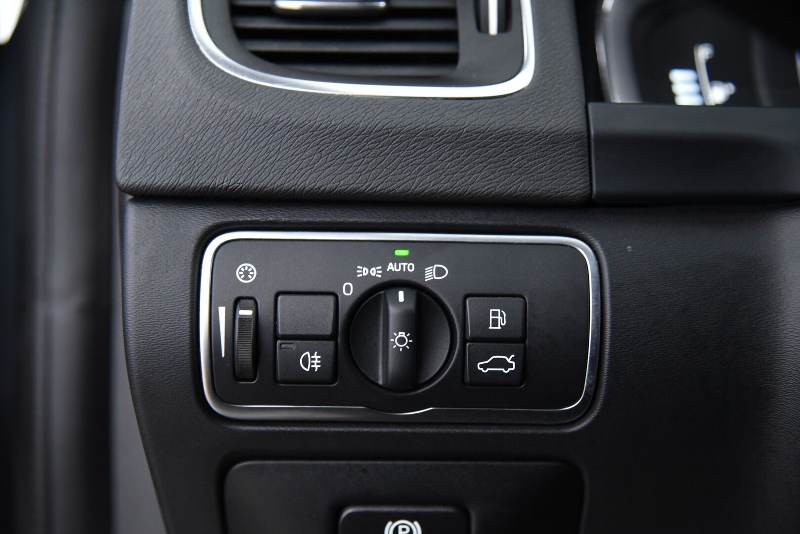 Volvo V60 2014 D6 AWD Summum+ plug in hybrid aut - Adapt. Vak. / Vetokoukku / Blis / Premium Sound / Pa-lämmitin