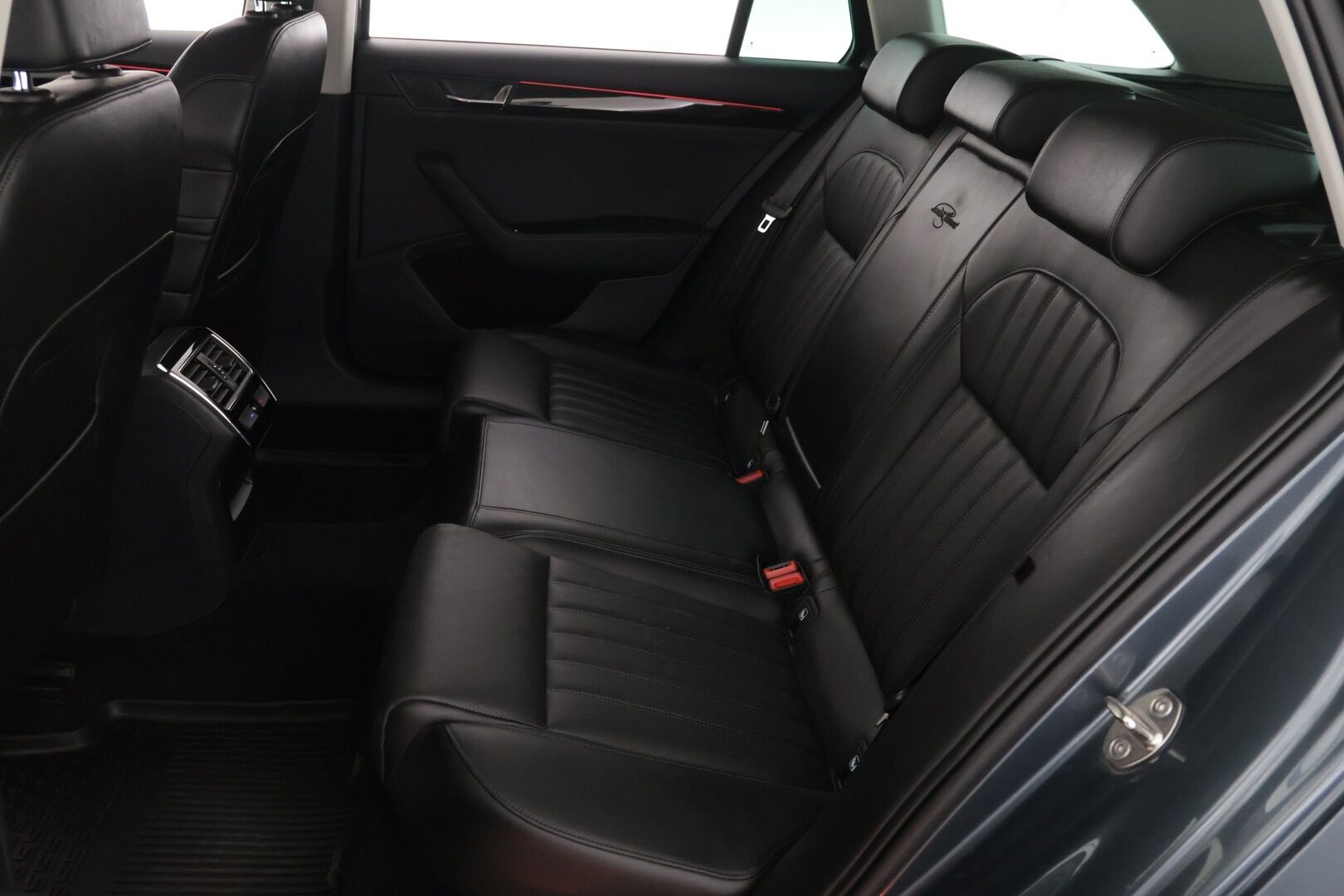Skoda Superb 2018 Combi 2,0 TDI 190 4x4 L&K DSG Autom. - ACC | Ilmastoidut muistinahat | Canton | Webasto | Koukku | P-kamera