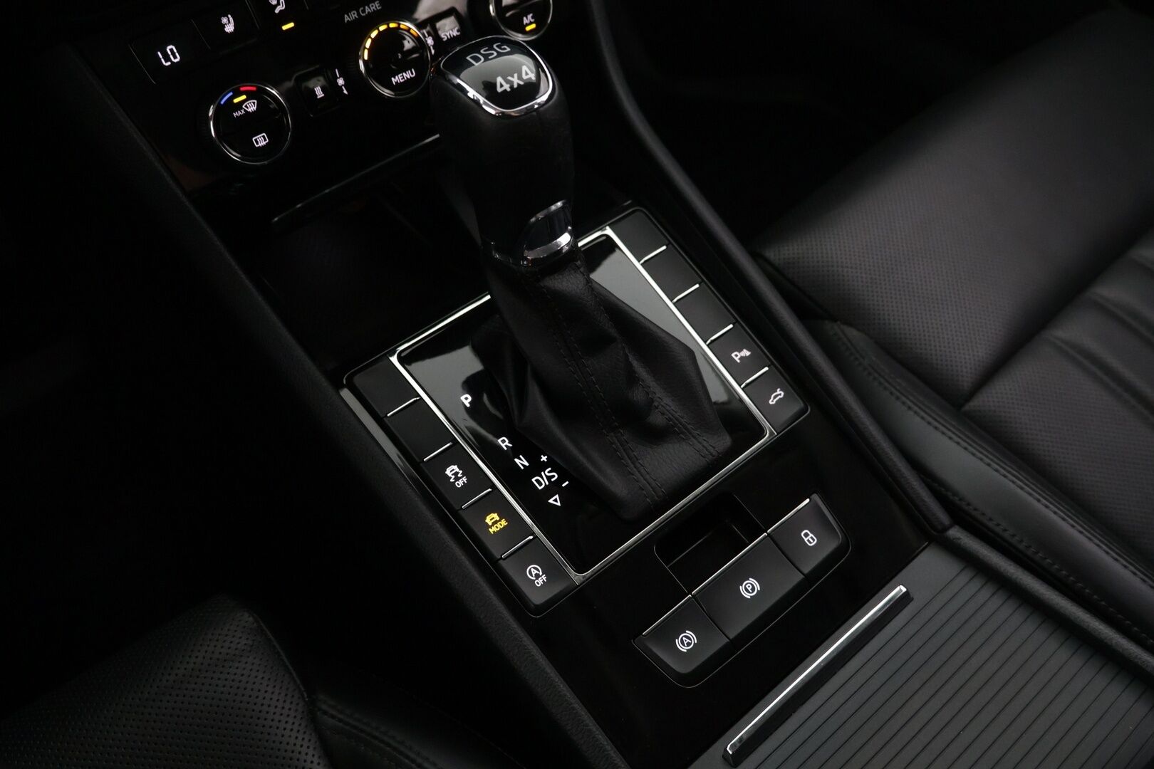 Skoda Superb 2018 Combi 2,0 TDI 190 4x4 L&K DSG Autom. - ACC | Ilmastoidut muistinahat | Canton | Webasto | Koukku | P-kamera