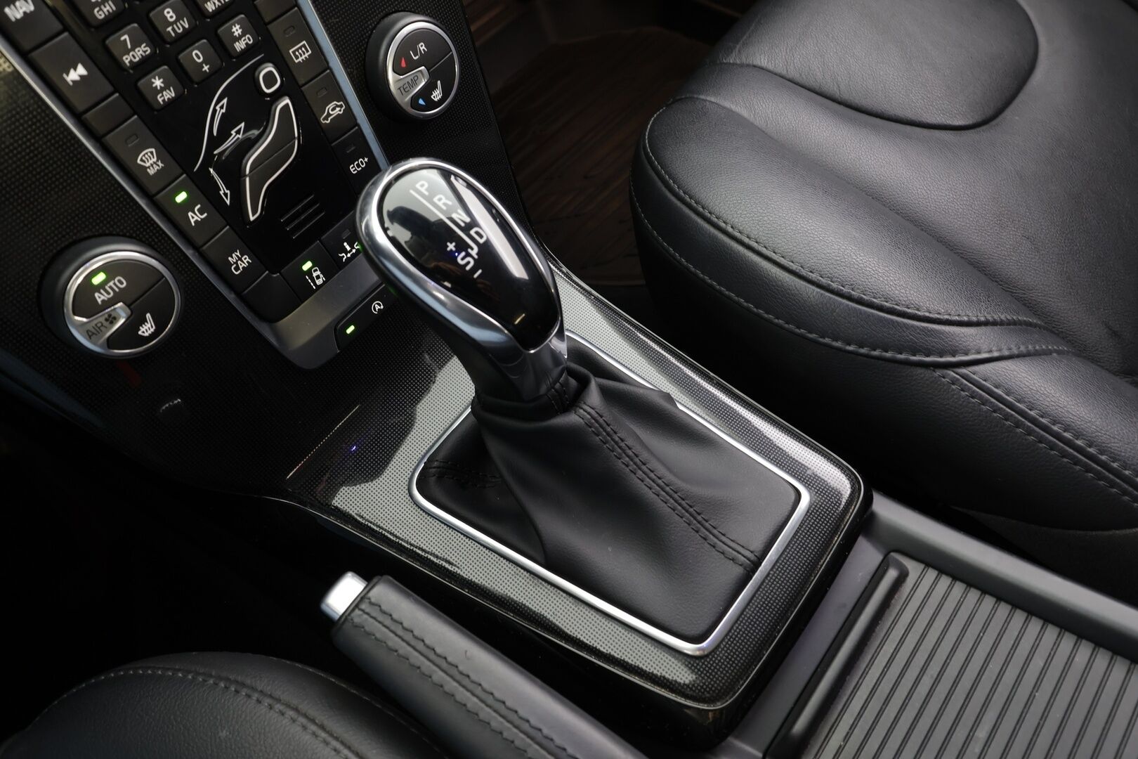 Volvo V40 2019 T2 Business Dynamic Edition aut * Webasto / ACC / Full-LED / P.Tutkat / Muistipenkki / Kaistavahti / Navi / Keyless * - Suomi-auto / Kahdet renkaat aluvanteilla - HULLUT AVAJAISHULINAT KORKOTARJOUS 3,29 %