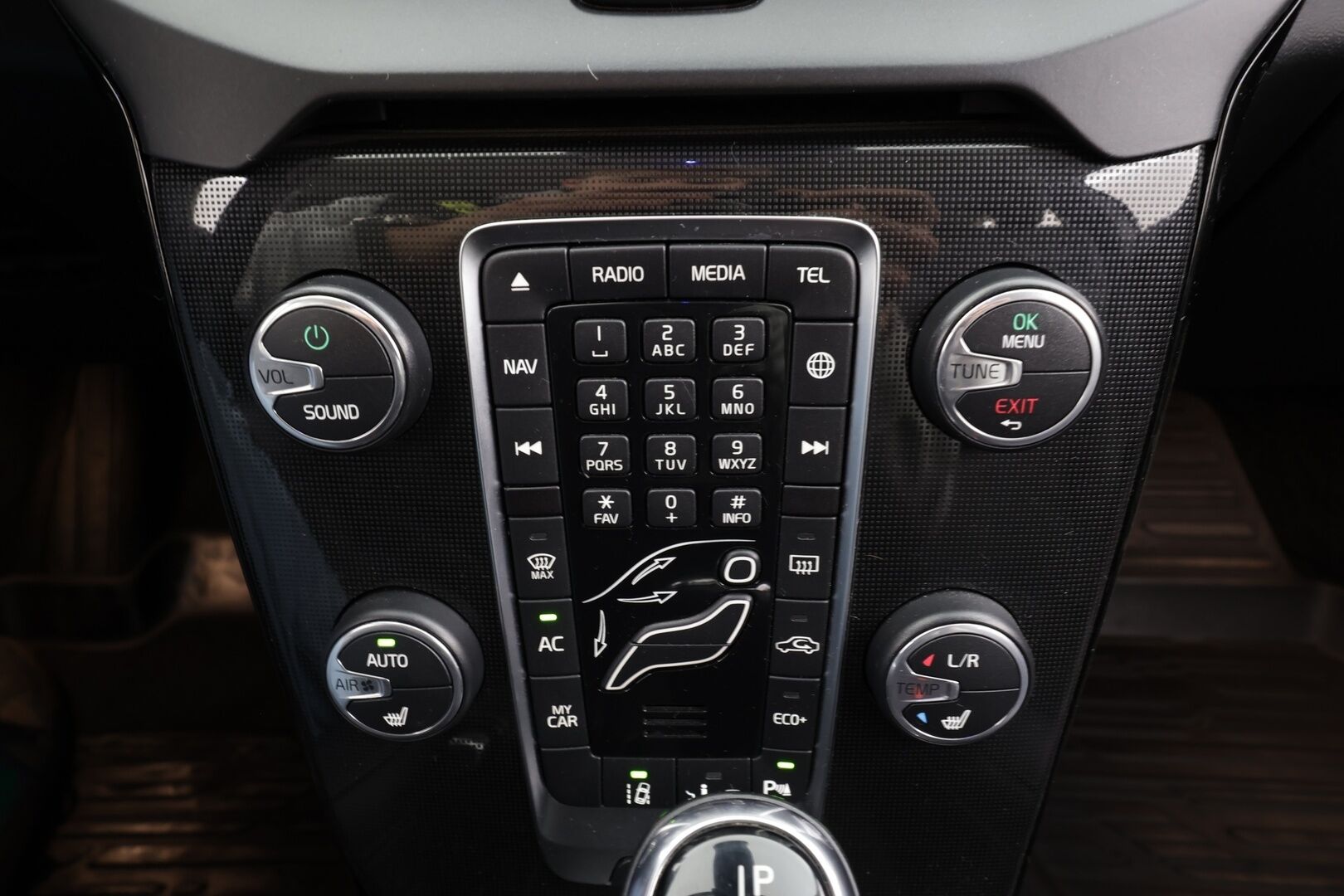 Volvo V40 2019 T2 Business Dynamic Edition aut * Webasto / ACC / Full-LED / P.Tutkat / Muistipenkki / Kaistavahti / Navi / Keyless * - Suomi-auto / Kahdet renkaat aluvanteilla - HULLUT AVAJAISHULINAT KORKOTARJOUS 3,29 %