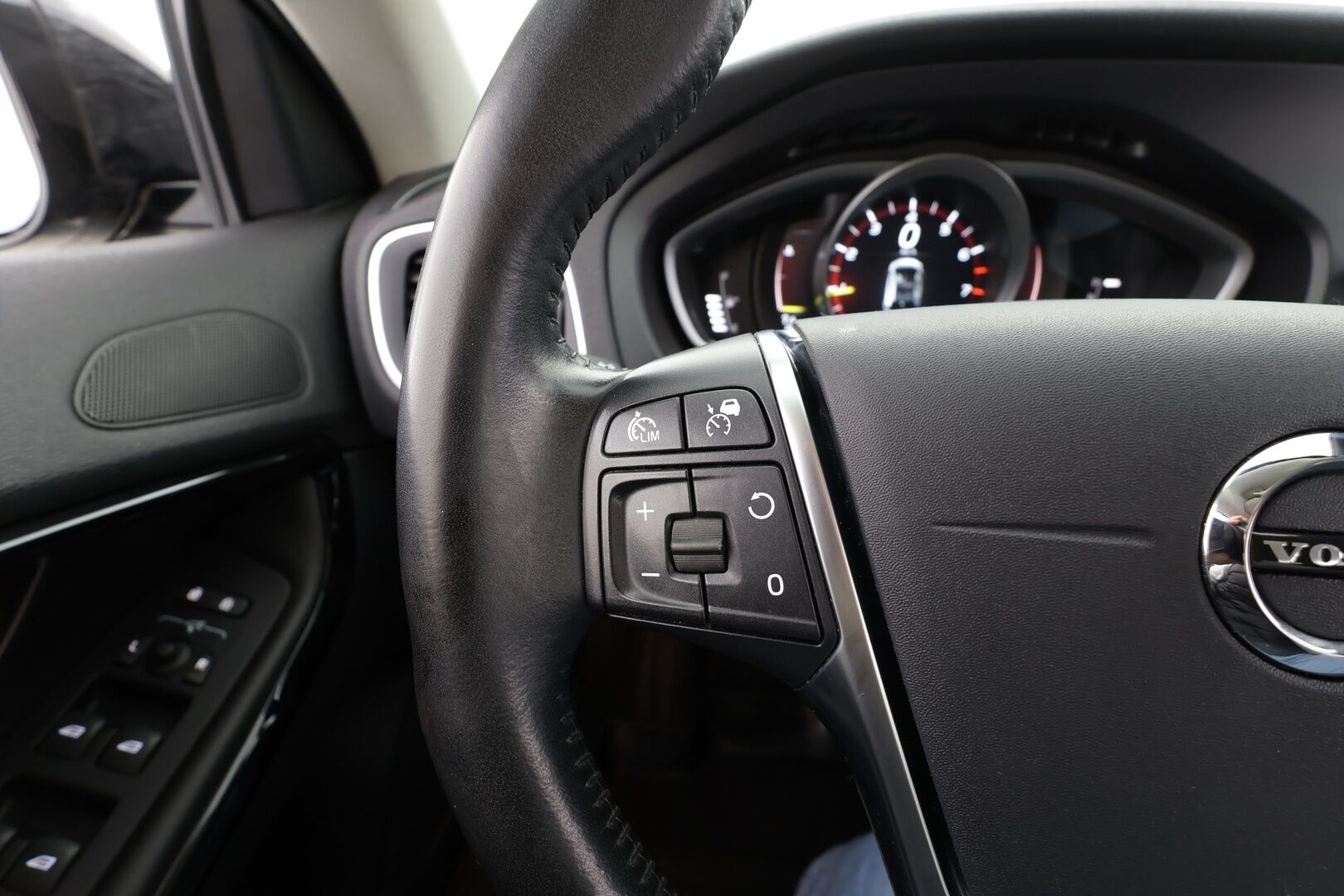 Volvo V40 2019 T2 Business Dynamic Edition aut * Webasto / ACC / Full-LED / P.Tutkat / Muistipenkki / Kaistavahti / Navi / Keyless * - Suomi-auto / Kahdet renkaat aluvanteilla - HULLUT AVAJAISHULINAT KORKOTARJOUS 3,29 %