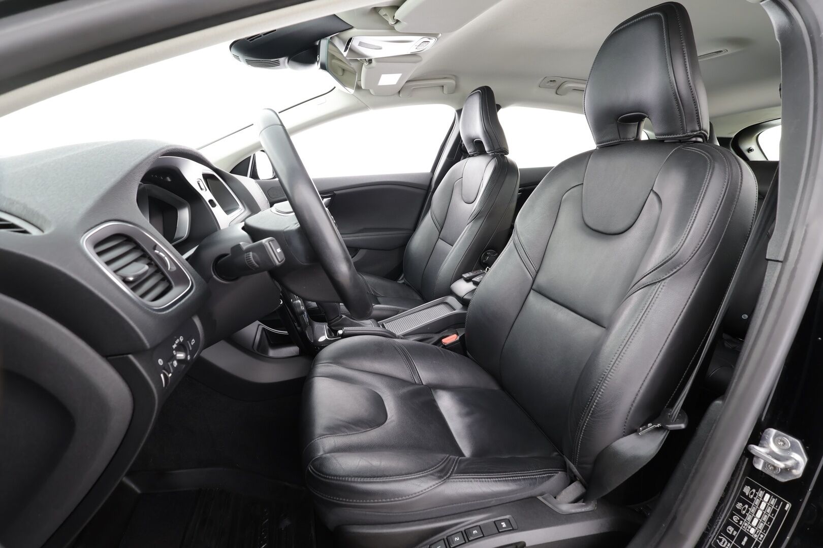 Volvo V40 2019 T2 Business Dynamic Edition aut * Webasto / ACC / Full-LED / P.Tutkat / Muistipenkki / Kaistavahti / Navi / Keyless * - Suomi-auto / Kahdet renkaat aluvanteilla - HULLUT AVAJAISHULINAT KORKOTARJOUS 3,29 %