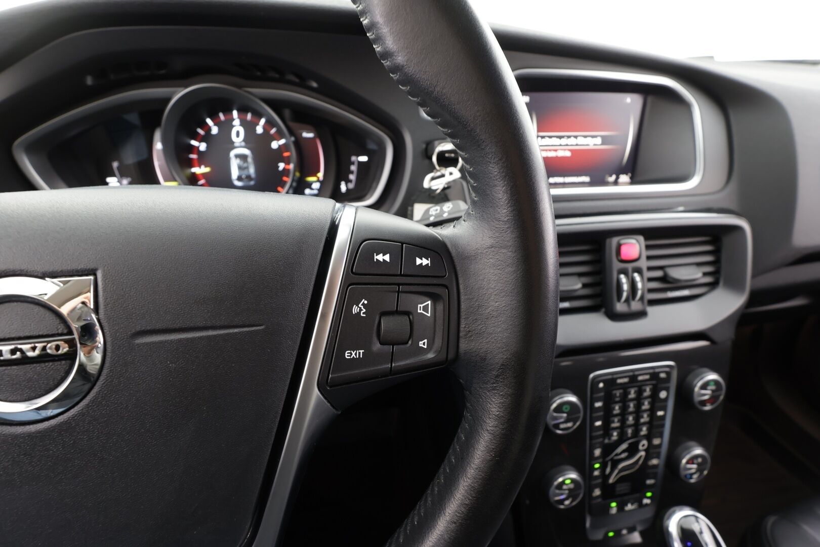 Volvo V40 2019 T2 Business Dynamic Edition aut * Webasto / ACC / Full-LED / P.Tutkat / Muistipenkki / Kaistavahti / Navi / Keyless * - Suomi-auto / Kahdet renkaat aluvanteilla - HULLUT AVAJAISHULINAT KORKOTARJOUS 3,29 %