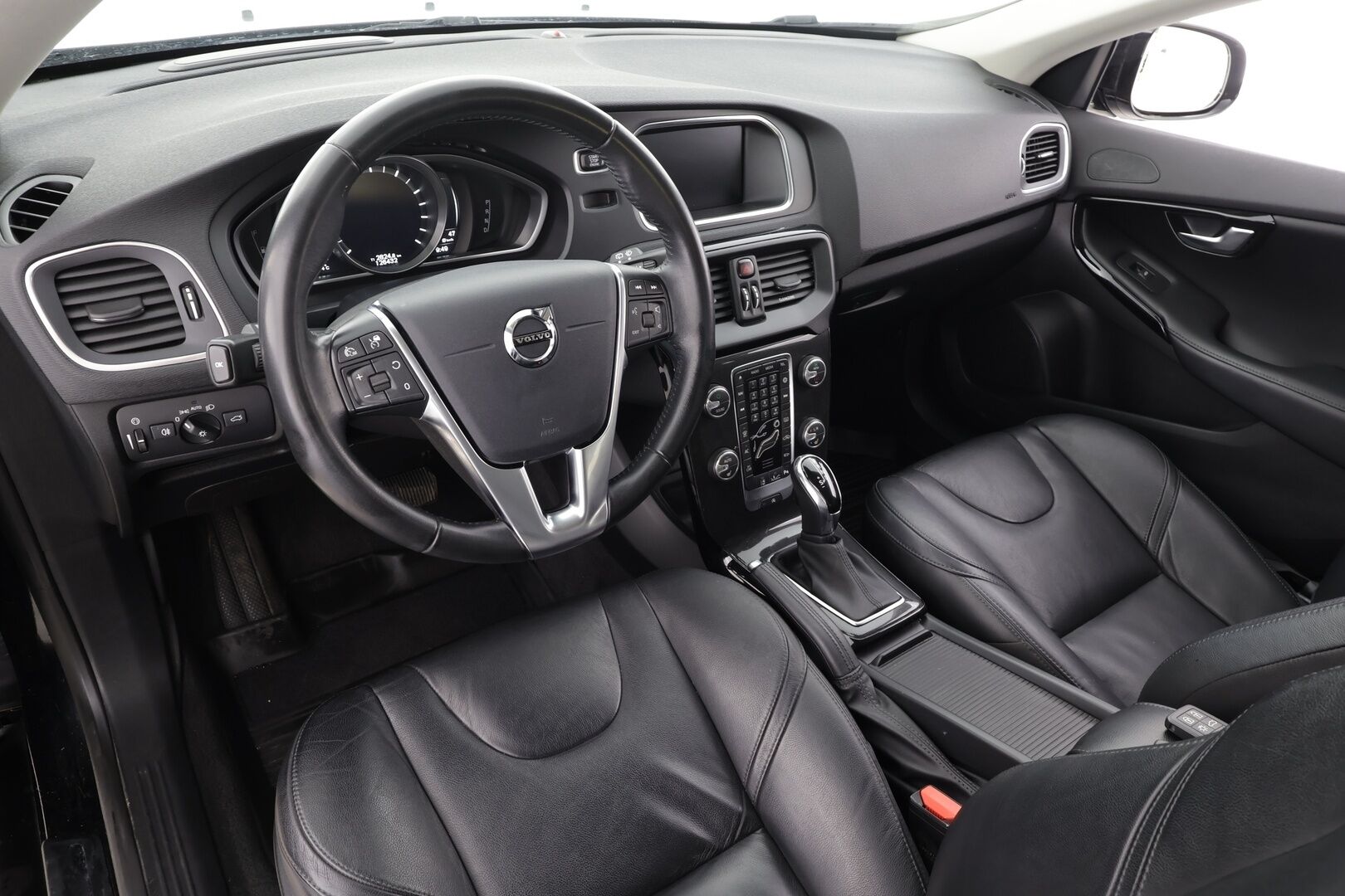 Volvo V40 2019 T2 Business Dynamic Edition aut * Webasto / ACC / Full-LED / P.Tutkat / Muistipenkki / Kaistavahti / Navi / Keyless * - Suomi-auto / Kahdet renkaat aluvanteilla - HULLUT AVAJAISHULINAT KORKOTARJOUS 3,29 %