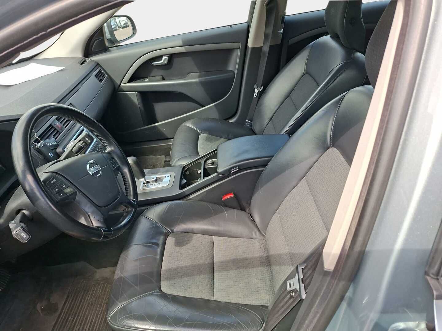 Volvo V70 2009 2,4D aut *YritysOutlet - Myydään vain Yrityksille* - Vetokoukku / Kahdet renkaat / Täyd. huoltokirja / Jakopää juuri vaihdettu!