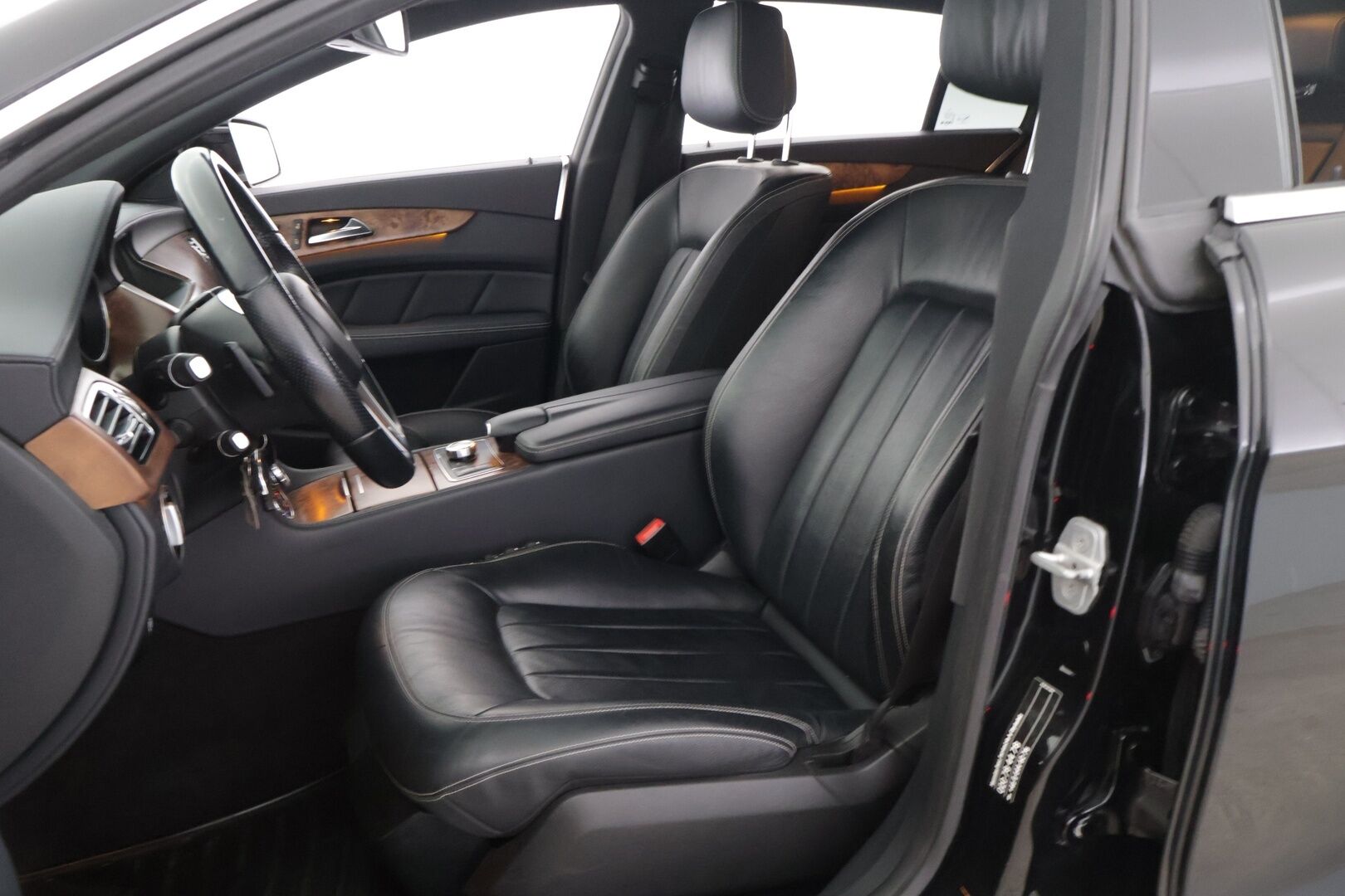 Mercedes-Benz CLS 2013 350 CDI 4MATIC AMG *Webasto / Koukku / Vakkari / Muistipenkit / Ortopedi / ILS / Navi / Sähkökontti!* - *Tässä legendaarinen CLS 350 CDI AMG paketilla!*