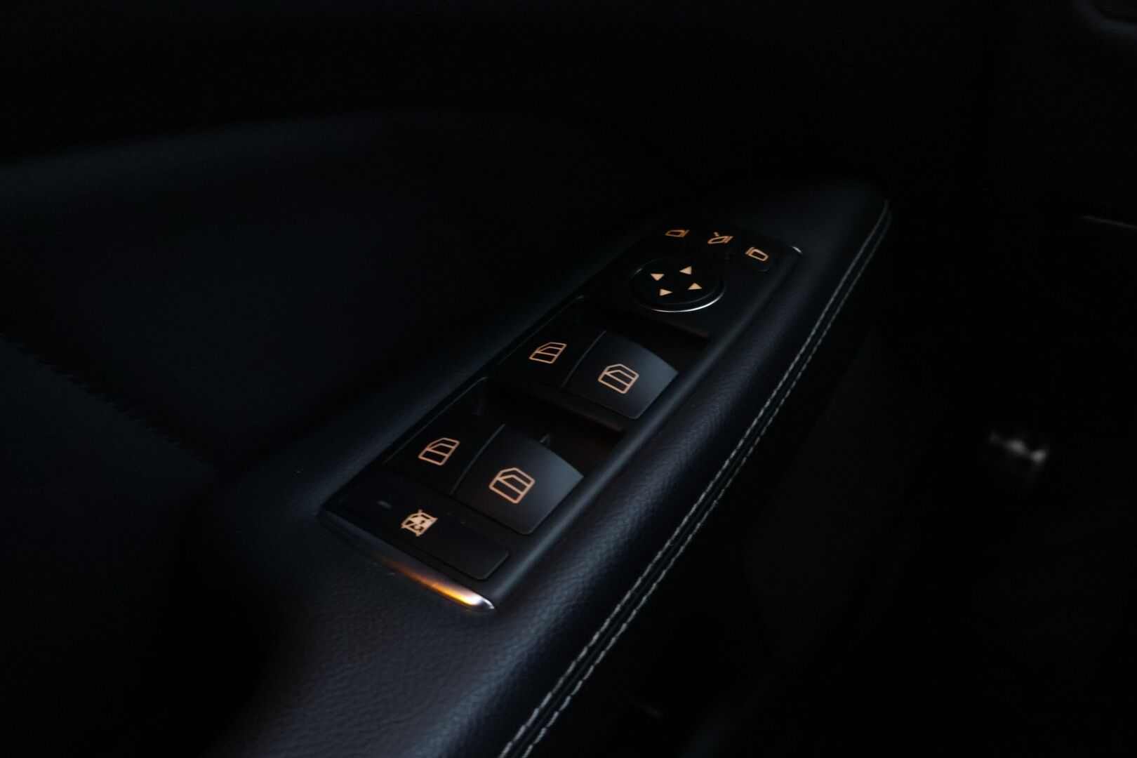 Mercedes-Benz CLS 2013 350 CDI 4MATIC AMG *Webasto / Koukku / Vakkari / Muistipenkit / Ortopedi / ILS / Navi / Sähkökontti!* - *Tässä legendaarinen CLS 350 CDI AMG paketilla!*