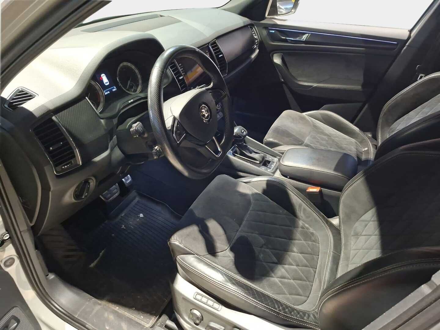 Skoda Kodiaq 2019 2,0 TDI 190 4x4 SportLine DSG Autom. * Suomiauto / Webasto / Adapt.Vakkari / Vetokoukku / Canton / 360-Kamera / Nahka-Alcantara - Upea Väri / Jakopää tehty / Juuri tullut Tampereelle! - HULLUT AVAJAISHULINAT KORKOTARJOUS 3,29 %