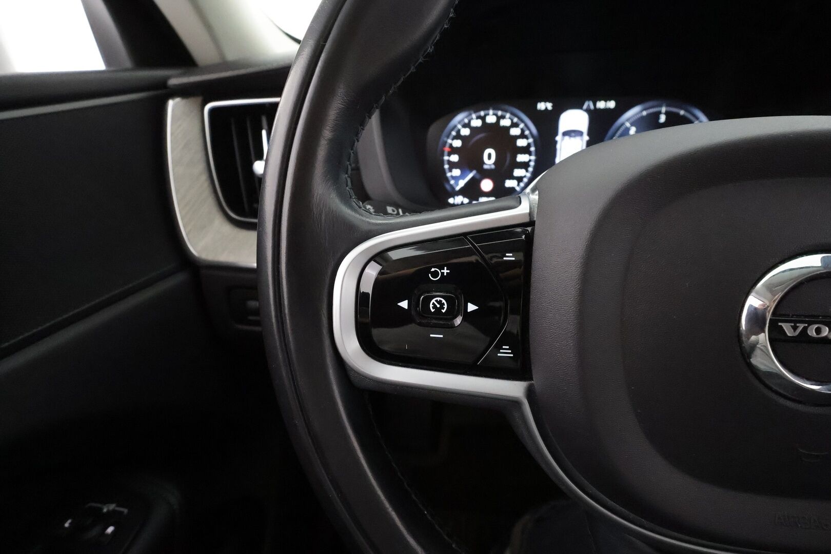 Volvo XC60 2019 D4 AWD Business Inscription aut * Webasto / Koukku / ACC / Full-LED / P.Kamera / Sportpenkki Muistilla / Navi * - Suomi-auto / Kahdet renkaat