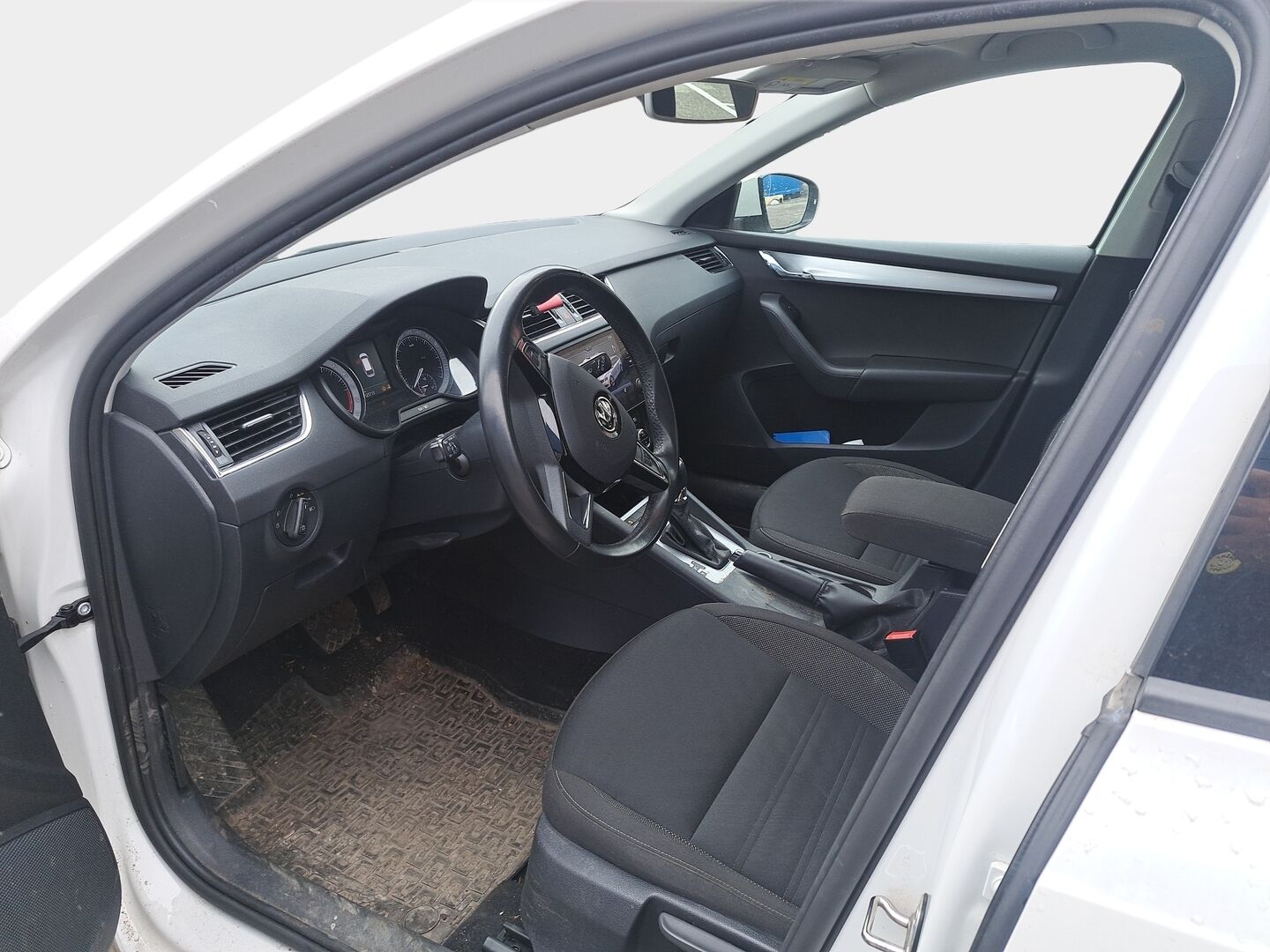 Skoda Octavia 2019 Combi 1,6 TDI Ambition BusinessLine aut. * Suomiauto / Webasto / Tutkat / Keyless Go / Lämmitettävä ratti* - Facelift / Jakopää tehty 03/2026 / 2x renkaat / Maltilliset kilometrit!