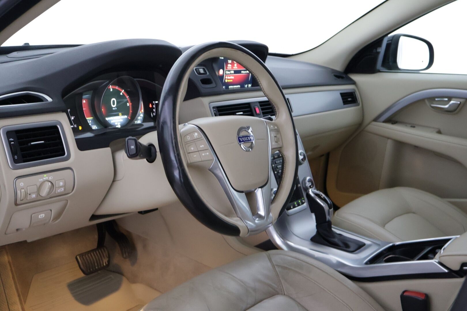 Volvo V70 2016 D4 AWD Summum Edition aut. *ACC / Webasto / BLIS / Digimittari / Muistipenkki / KeyLessGo / Vaaleat nahat / Koukku* - Hyvin huollettu ja varusteltu V70 kaksilla hyvillä renkailla!