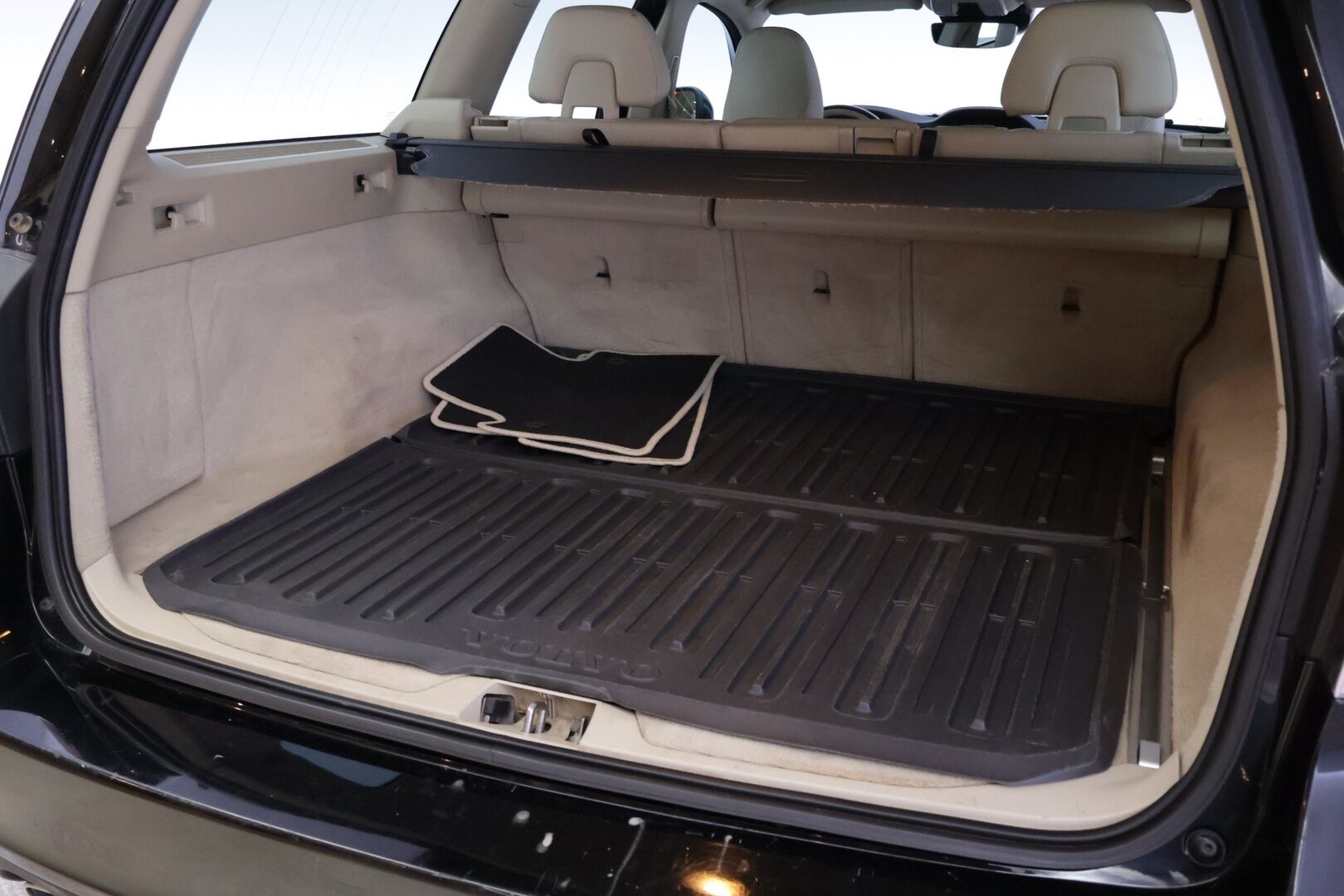 Volvo V70 2016 D4 AWD Summum Edition aut. *ACC / Webasto / BLIS / Digimittari / Muistipenkki / KeyLessGo / Vaaleat nahat / Koukku* - Hyvin huollettu ja varusteltu V70 kaksilla hyvillä renkailla! - HULLUT VÄLIPÄIVÄT KORKOTARJOUS 2,49%