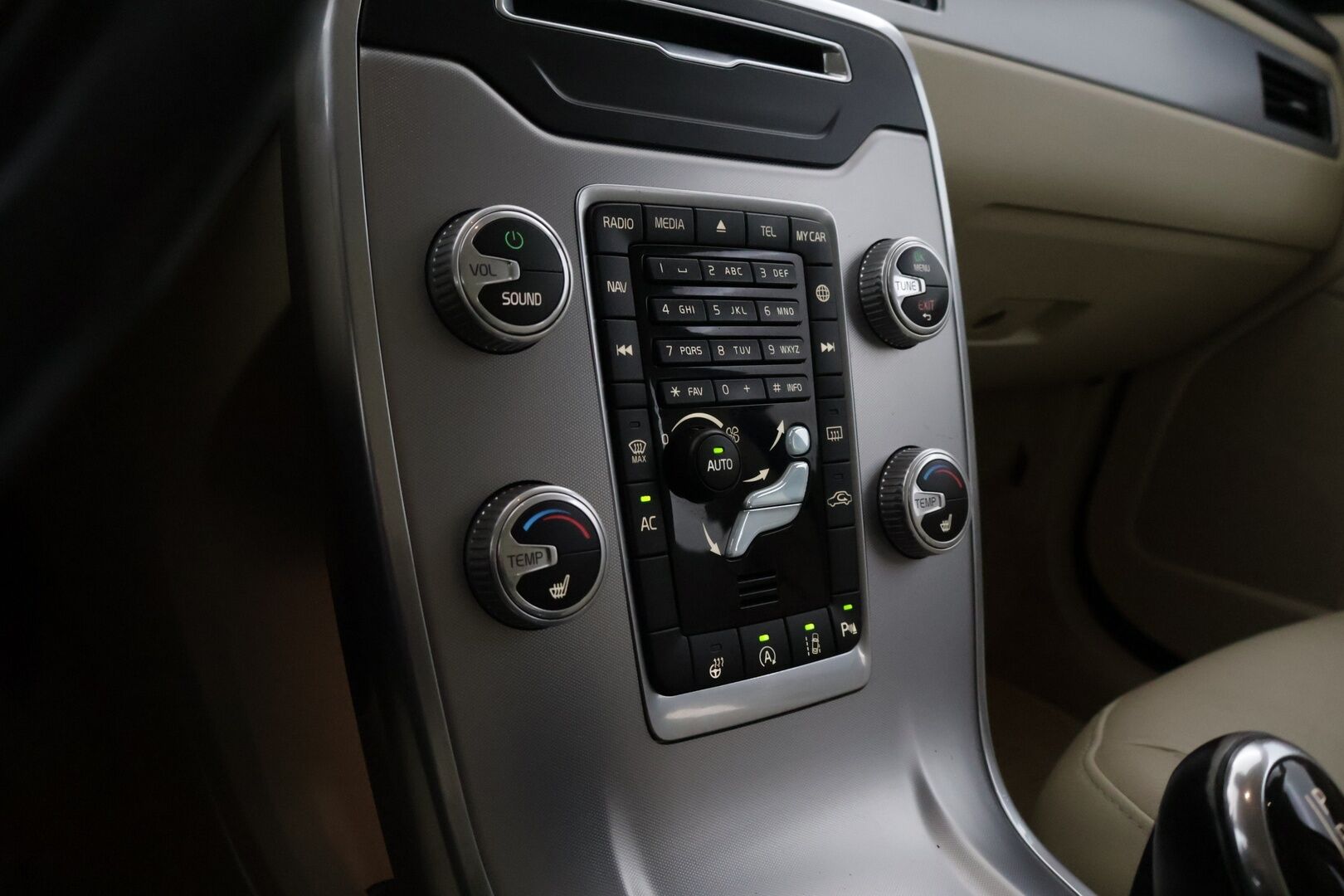 Volvo V70 2016 D4 AWD Summum Edition aut. *ACC / Webasto / BLIS / Digimittari / Muistipenkki / KeyLessGo / Vaaleat nahat / Koukku* - Hyvin huollettu ja varusteltu V70 kaksilla hyvillä renkailla!