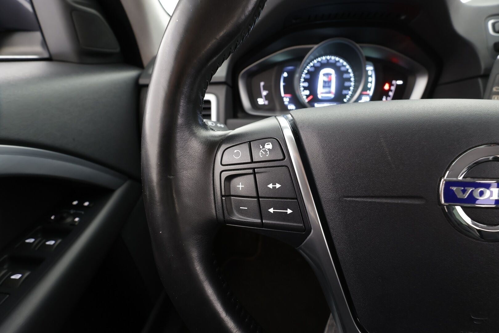 Volvo V70 2015 D4 AWD Classic Momentum * ACC / Webasto / Koukku / BLIS / Aktiiv.Xenon / Puolinahat / Navi / Ratinlämmitin / P.tutka * - Kahdet renkaat aluvanteilla / Hyvät varusteet - HULLUT AVAJAISHULINAT KORKOTARJOUS 3,29 %