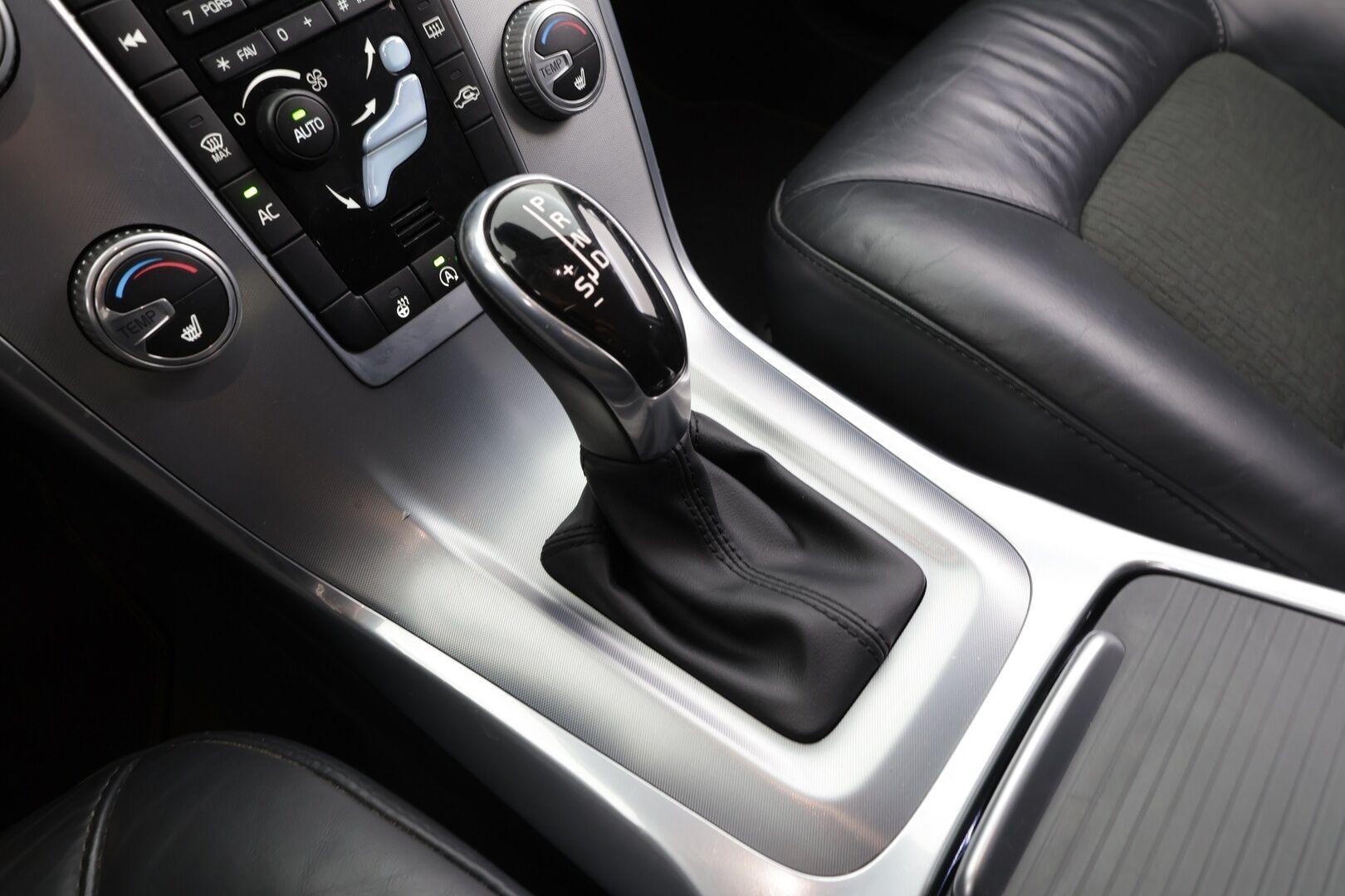 Volvo V70 2015 D4 AWD Classic Momentum * ACC / Webasto / Koukku / BLIS / Aktiiv.Xenon / Puolinahat / Navi / Ratinlämmitin / P.tutka * - Kahdet renkaat aluvanteilla / Hyvät varusteet - HULLUT AVAJAISHULINAT KORKOTARJOUS 3,29 %