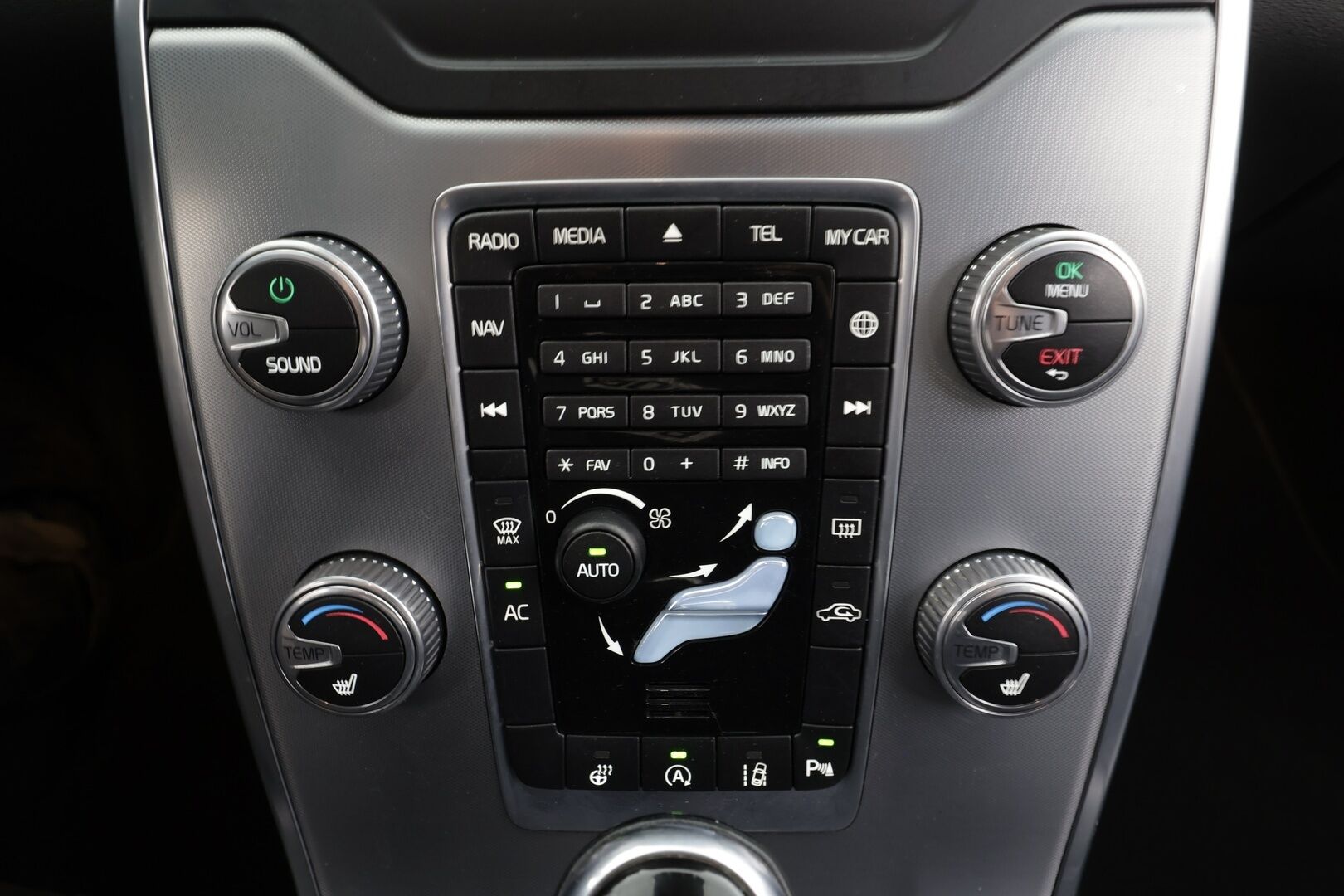 Volvo V70 2015 D4 AWD Classic Momentum * ACC / Webasto / Koukku / BLIS / Aktiiv.Xenon / Puolinahat / Navi / Ratinlämmitin / P.tutka * - Kahdet renkaat aluvanteilla / Hyvät varusteet - HULLUT AVAJAISHULINAT KORKOTARJOUS 3,29 %