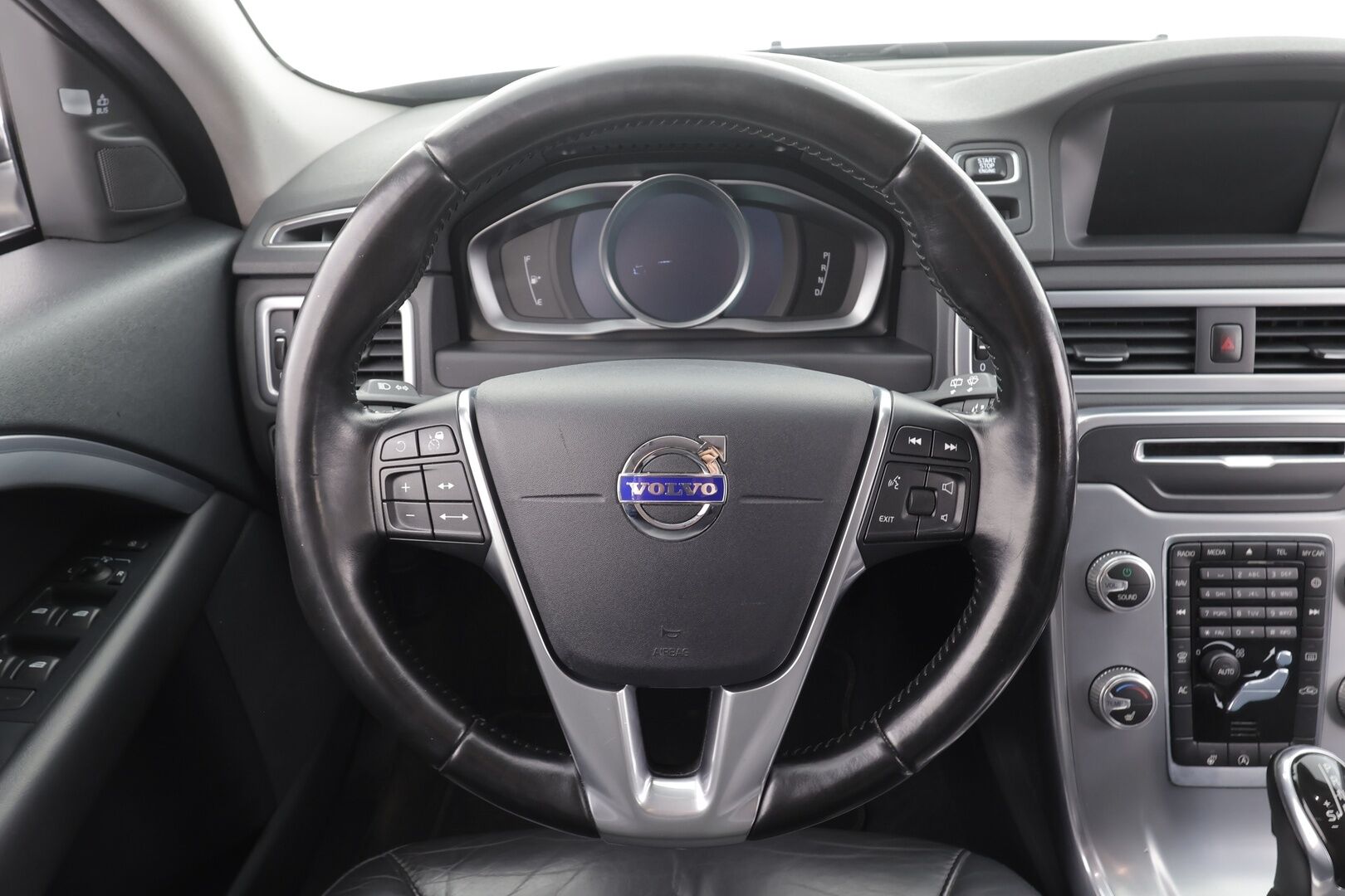 Volvo V70 2015 D4 AWD Classic Momentum * ACC / Webasto / Koukku / BLIS / Aktiiv.Xenon / Puolinahat / Navi / Ratinlämmitin / P.tutka * - Kahdet renkaat aluvanteilla / Hyvät varusteet - HULLUT AVAJAISHULINAT KORKOTARJOUS 3,29 %