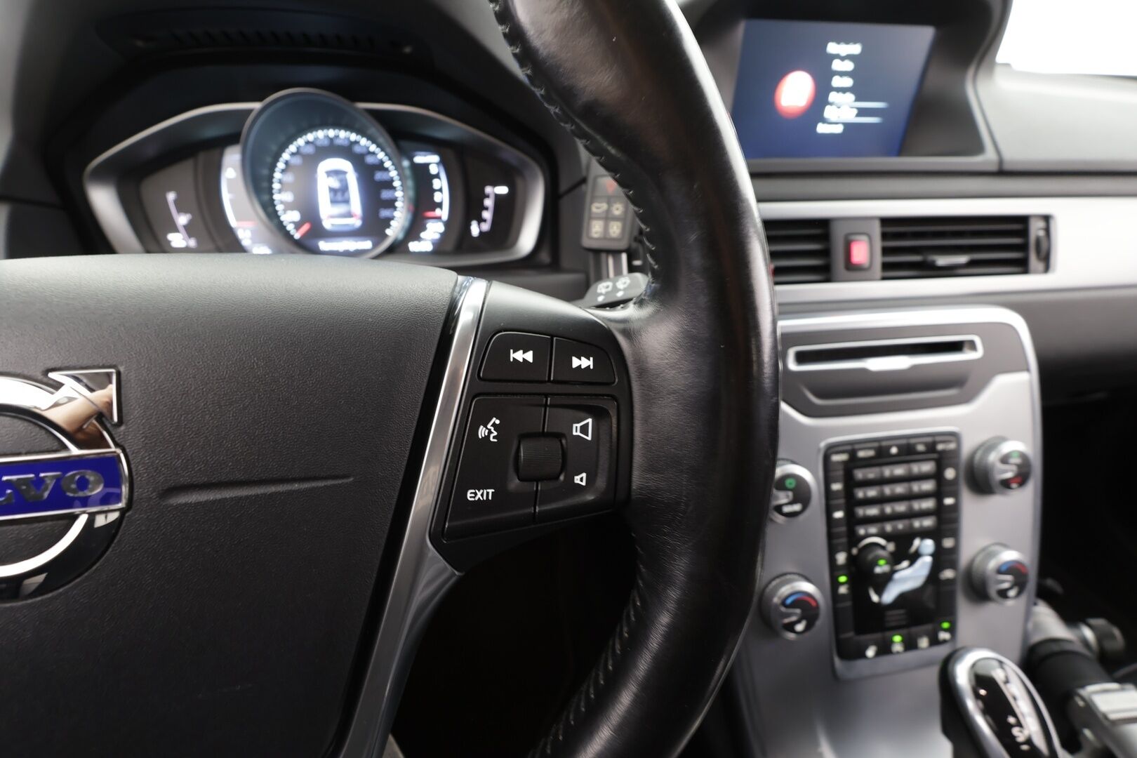 Volvo V70 2015 D4 AWD Classic Momentum * ACC / Webasto / Koukku / BLIS / Aktiiv.Xenon / Puolinahat / Navi / Ratinlämmitin / P.tutka * - Kahdet renkaat aluvanteilla / Hyvät varusteet - HULLUT AVAJAISHULINAT KORKOTARJOUS 3,29 %