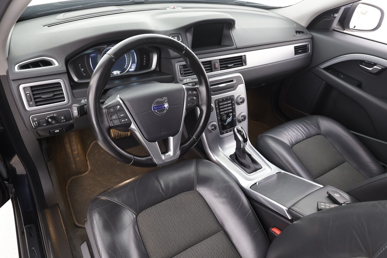 Volvo V70 2015 D4 AWD Classic Momentum * ACC / Webasto / Koukku / BLIS / Aktiiv.Xenon / Puolinahat / Navi / Ratinlämmitin / P.tutka * - Kahdet renkaat aluvanteilla / Hyvät varusteet - HULLUT AVAJAISHULINAT KORKOTARJOUS 3,29 %