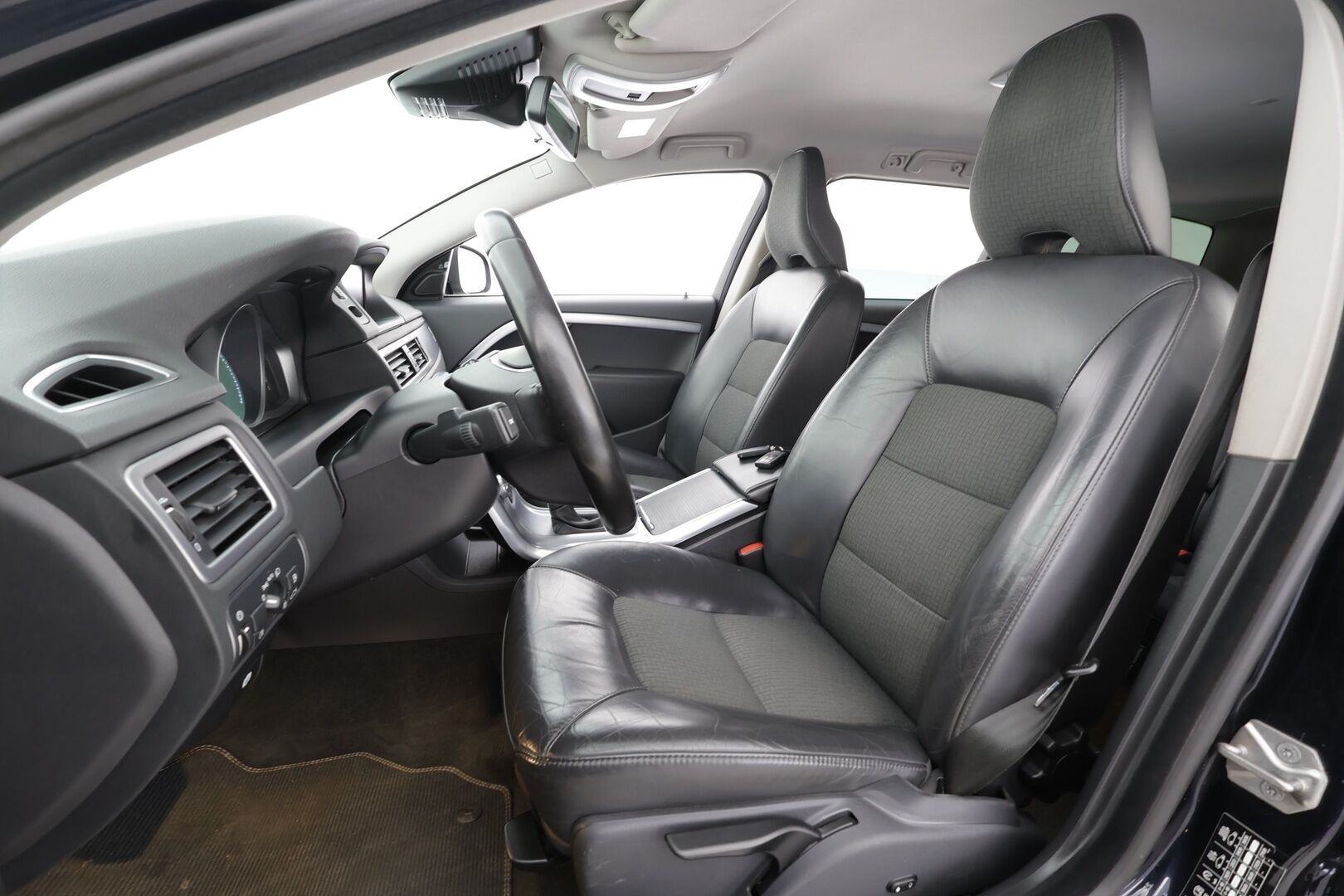 Volvo V70 2015 D4 AWD Classic Momentum * ACC / Webasto / Koukku / BLIS / Aktiiv.Xenon / Puolinahat / Navi / Ratinlämmitin / P.tutka * - Kahdet renkaat aluvanteilla / Hyvät varusteet - HULLUT AVAJAISHULINAT KORKOTARJOUS 3,29 %