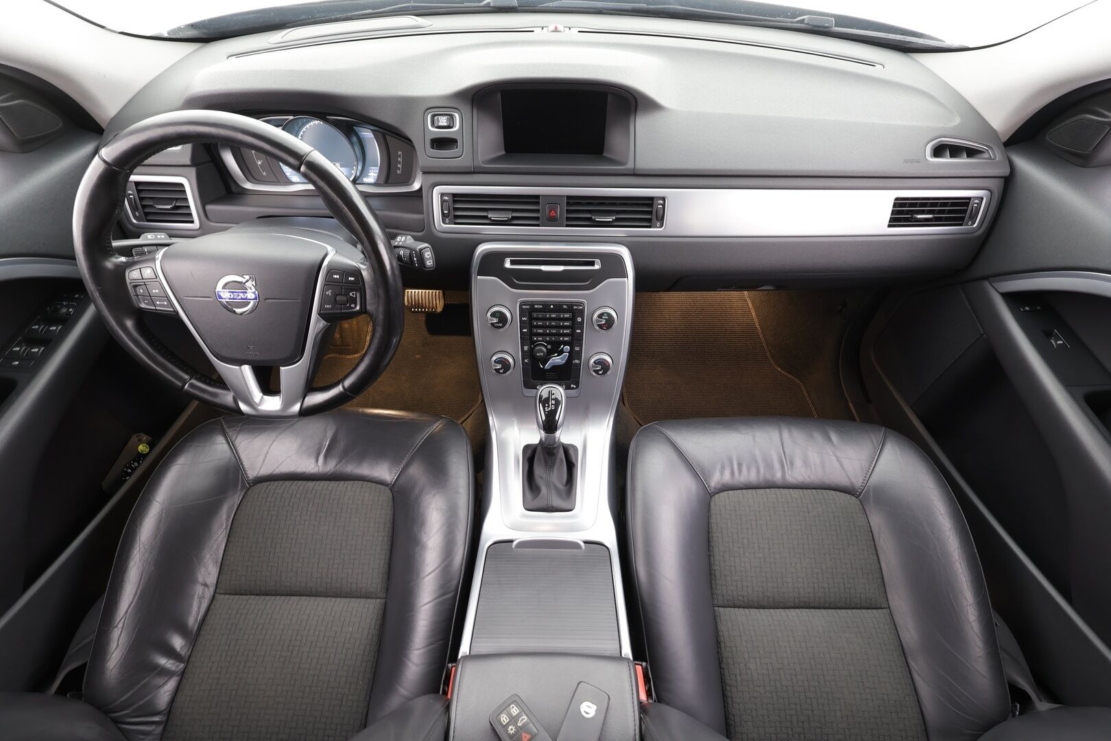 Volvo V70 2015 D4 AWD Classic Momentum * ACC / Webasto / Koukku / BLIS / Aktiiv.Xenon / Puolinahat / Navi / Ratinlämmitin / P.tutka * - Kahdet renkaat aluvanteilla / Hyvät varusteet - HULLUT AVAJAISHULINAT KORKOTARJOUS 3,29 %