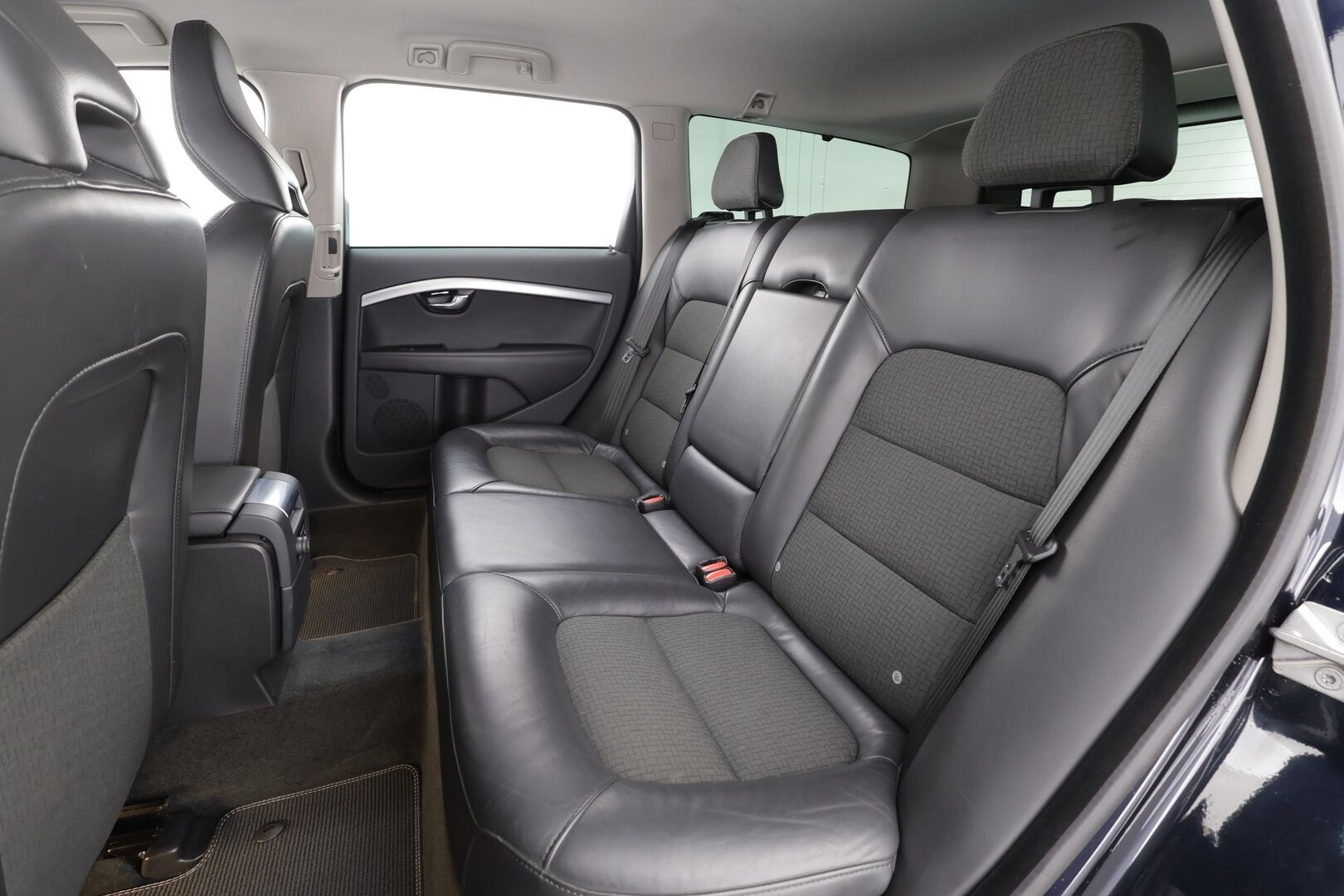 Volvo V70 2015 D4 AWD Classic Momentum * ACC / Webasto / Koukku / BLIS / Aktiiv.Xenon / Puolinahat / Navi / Ratinlämmitin / P.tutka * - Kahdet renkaat aluvanteilla / Hyvät varusteet - HULLUT AVAJAISHULINAT KORKOTARJOUS 3,29 %