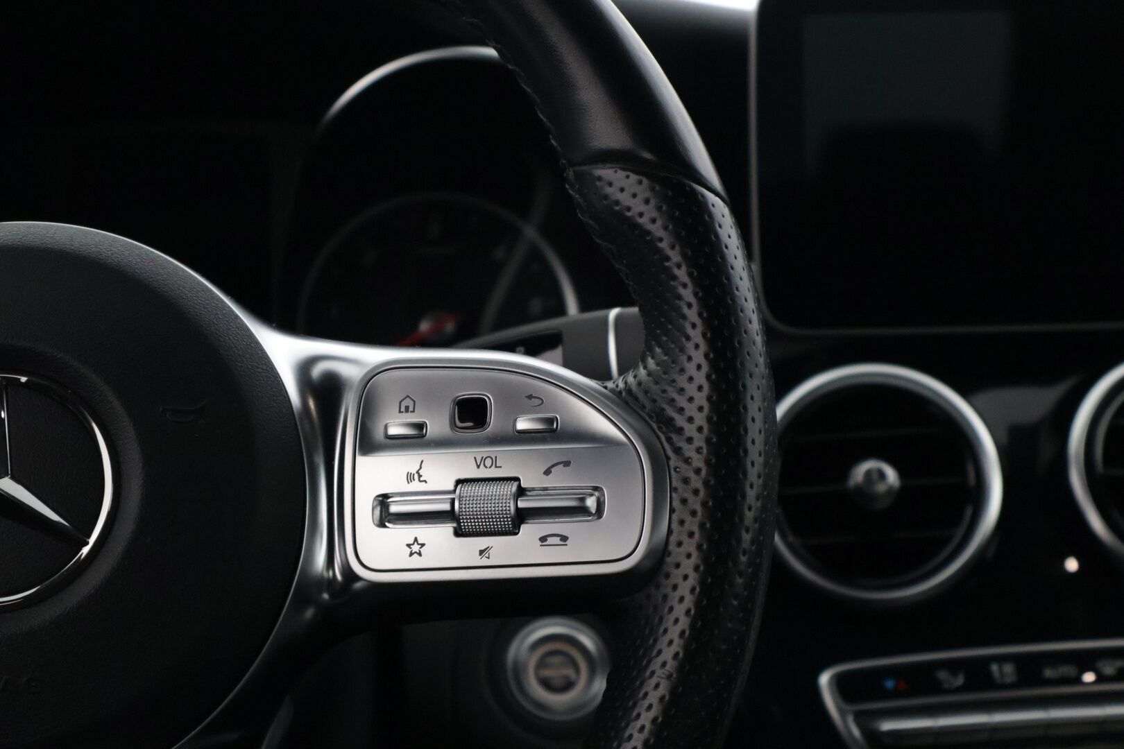 Mercedes-Benz C 2019 200 d A Business AMG * Peruutuskamera / Comand Navi / Lohkolämmitin / LED / Nahkasisusta * - * Näyttävä Facelift Suomi-auto / 2x renkaat ja vanteet * - HULLUT JOULUT KORKOTARJOUS 2,49% 