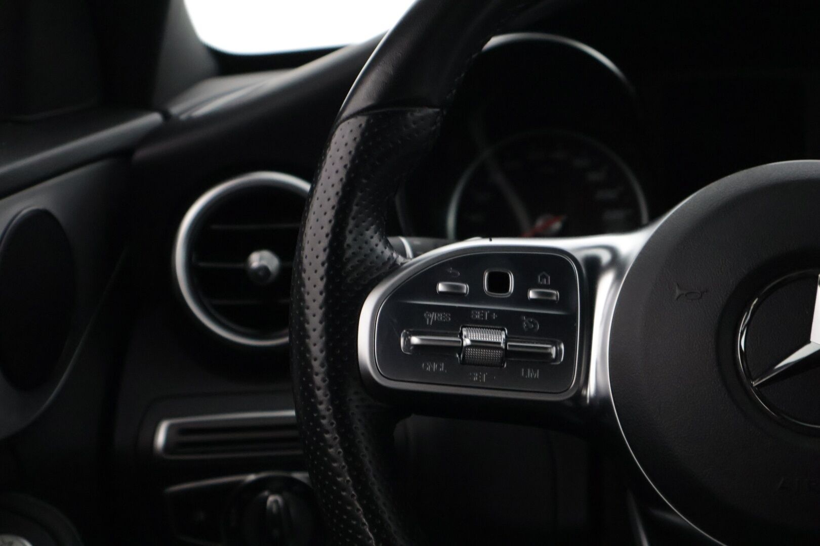 Mercedes-Benz C 2019 200 d A Business AMG * Peruutuskamera / Comand Navi / Lohkolämmitin / LED / Nahkasisusta * - * Näyttävä Facelift Suomi-auto / 2x renkaat ja vanteet *