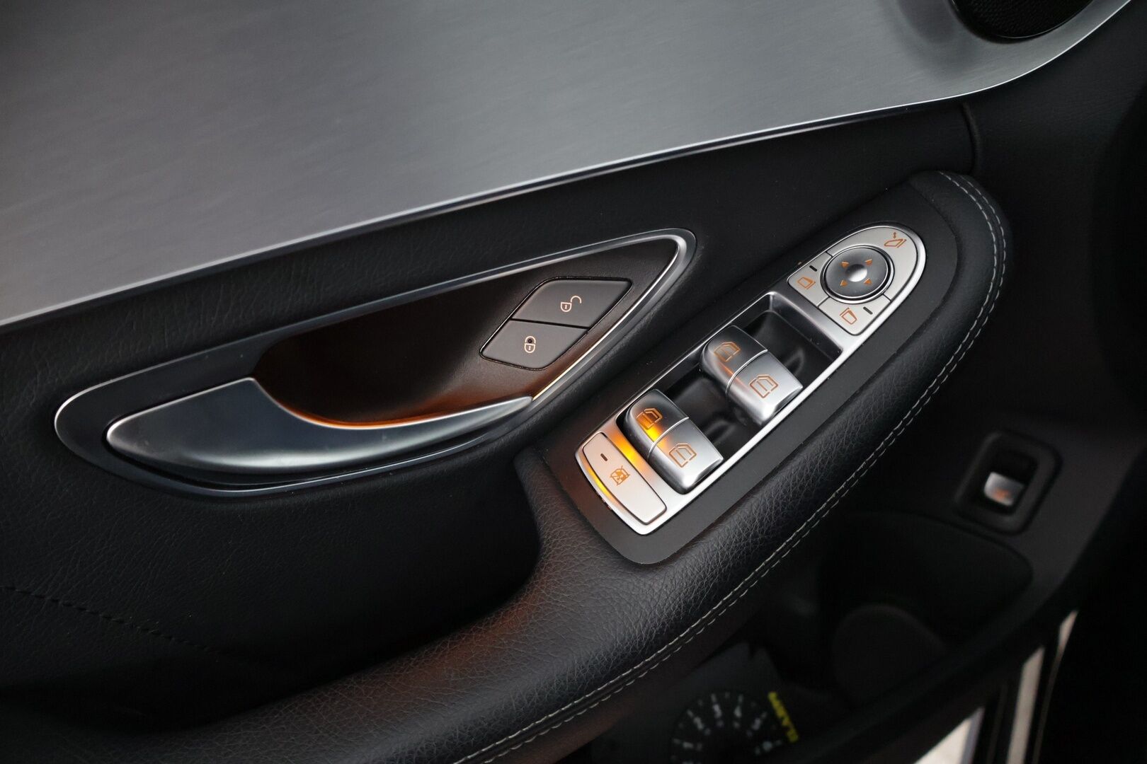 Mercedes-Benz C 2019 200 d A Business AMG * Peruutuskamera / Comand Navi / Lohkolämmitin / LED / Nahkasisusta * - * Näyttävä Facelift Suomi-auto / 2x renkaat ja vanteet *