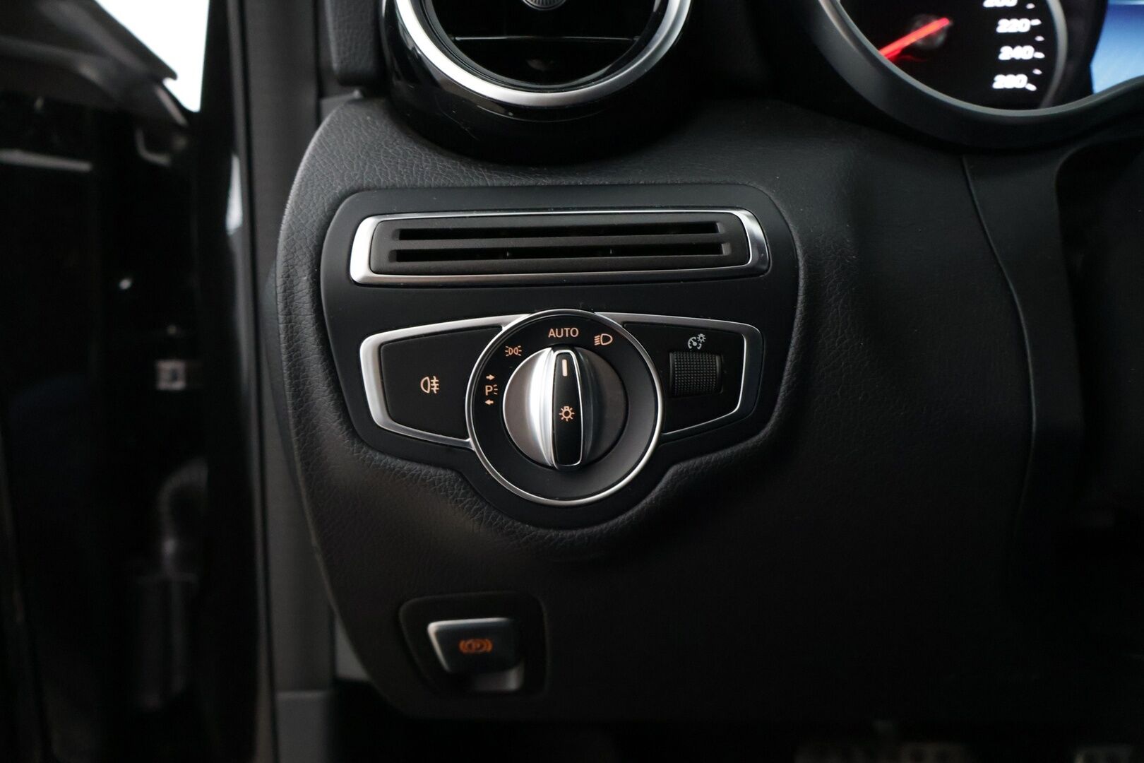 Mercedes-Benz C 2019 200 d A Business AMG * Peruutuskamera / Comand Navi / Lohkolämmitin / LED / Nahkasisusta * - * Näyttävä Facelift Suomi-auto / 2x renkaat ja vanteet *