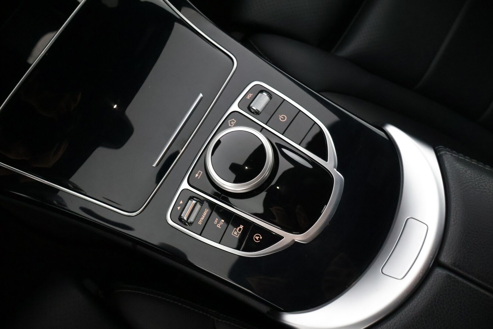 Mercedes-Benz C 2019 200 d A Business AMG * Peruutuskamera / Comand Navi / Lohkolämmitin / LED / Nahkasisusta * - * Näyttävä Facelift Suomi-auto / 2x renkaat ja vanteet * - HULLUT JOULUT KORKOTARJOUS 2,49% 