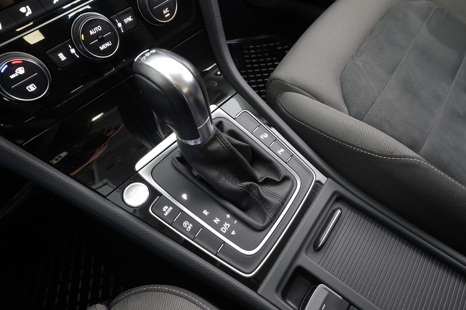 Volkswagen Golf 2019 Variant Highline 1,5 TSI EVO 96 kW DSG * ACC / Webasto / Koukku / Adapt.LED / P.kamera / Hierova penkki * - 1-om Suomi-auto / Kahdet renkaat aluvanteilla 