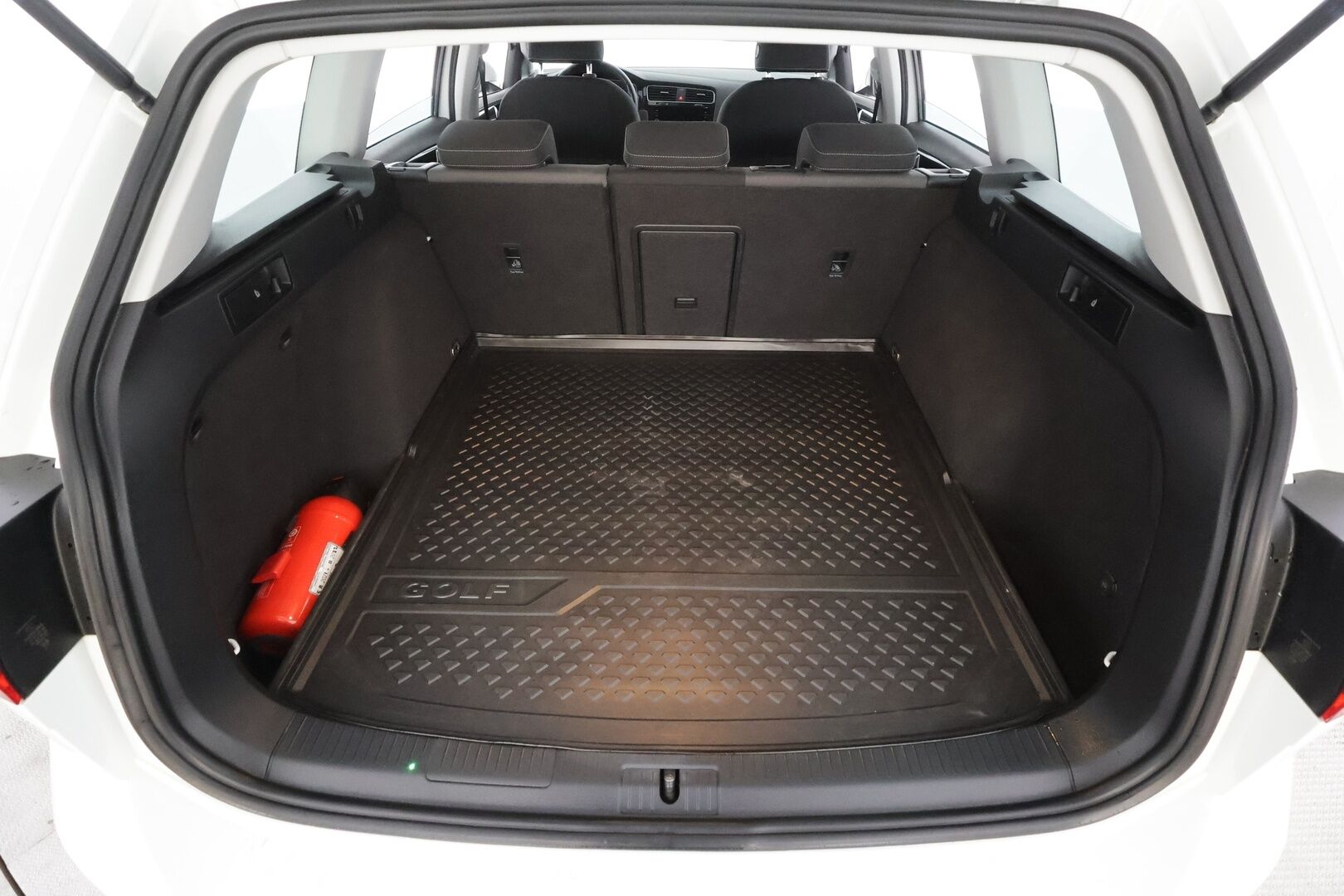 Volkswagen Golf 2019 Variant Highline 1,5 TSI EVO 96 kW DSG * ACC / Webasto / Koukku / Adapt.LED / P.kamera / Hierova penkki * - 1-om Suomi-auto / Kahdet renkaat aluvanteilla 