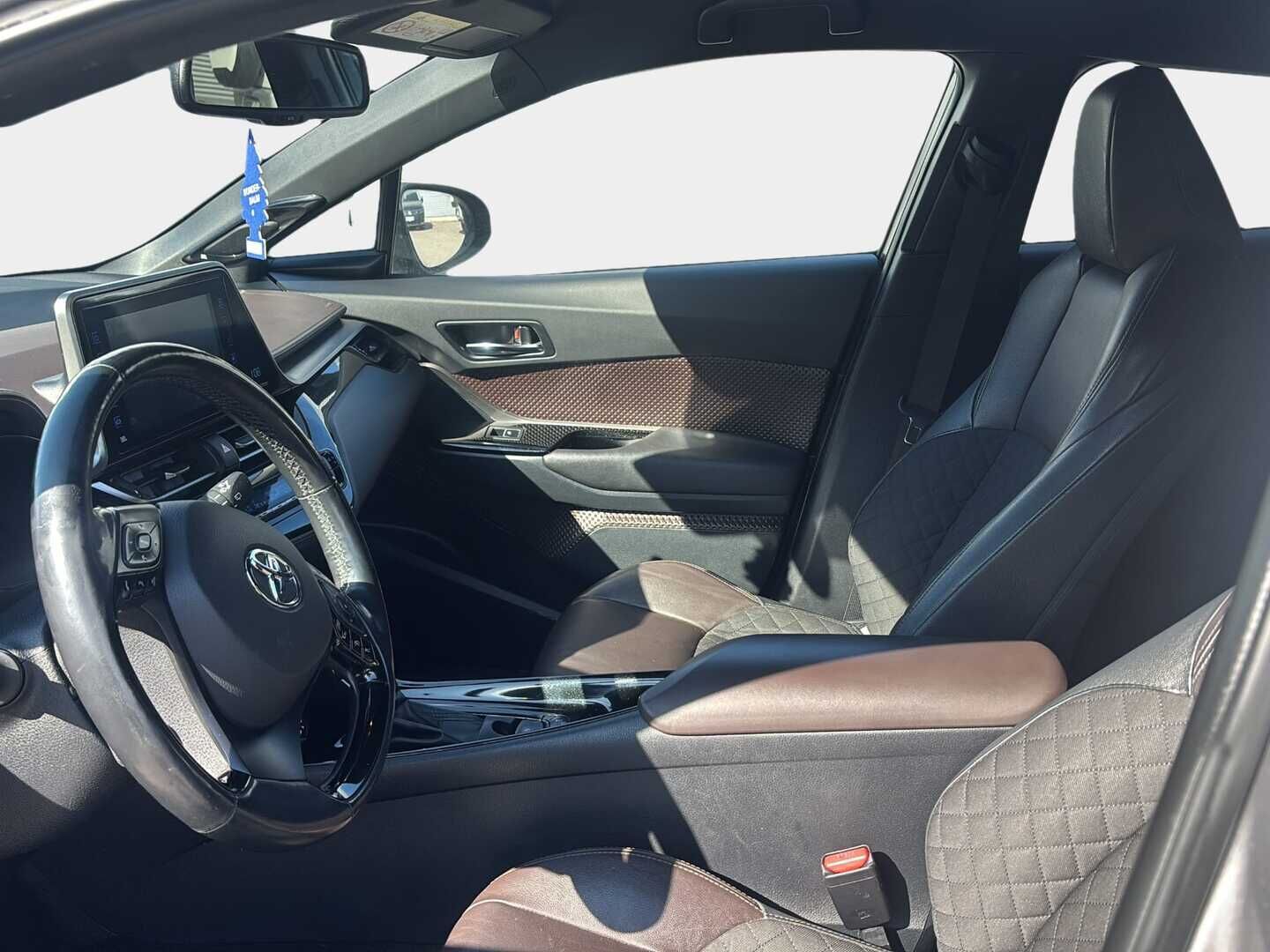 Toyota C-HR 2017 1,8 Hybrid Active / ACC / Lämmitettävä ohjauspyörä / Musta sisäkatto / Puolinahkasisusta - Juuri saapunut / Taloudellinen / Erittäin siisti - HULLUT AVAJAISHULINAT KORKOTARJOUS 3,29 %