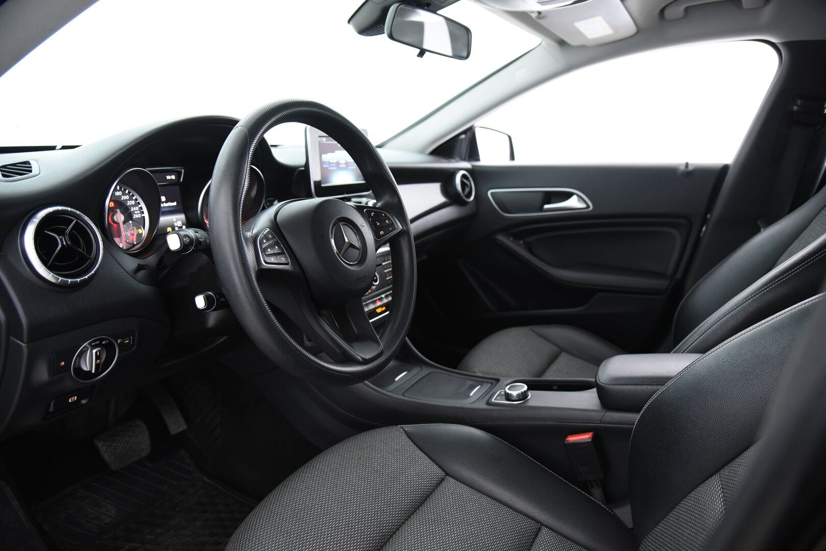 Mercedes-Benz CLA 2016 220 CDI 4Matic A Shooting Brake Premium Business /  Lohkolämmitin / Koukku / Tutkat / Vakkari / Navi - Juuri huollettu ja katsastettu / 2x Alumiinivanteet hyvillä renkailla!