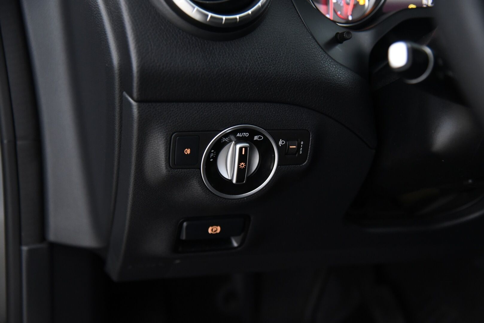 Mercedes-Benz CLA 2016 220 CDI 4Matic A Shooting Brake Premium Business /  Lohkolämmitin / Koukku / Tutkat / Vakkari / Navi - Juuri huollettu ja katsastettu / 2x Alumiinivanteet hyvillä renkailla!