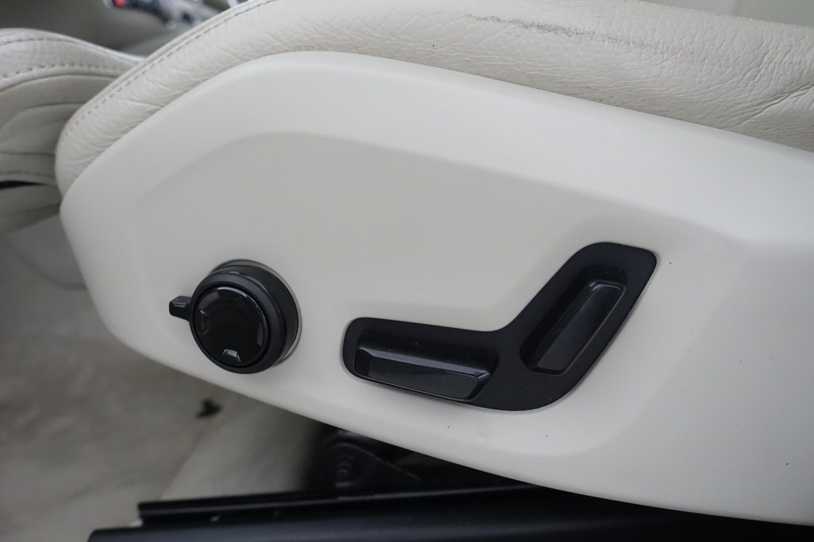 Volvo XC60 2019 T8 AWD Inscription aut - | Webasto | Adapt. Vakkari | Muistipenkki | Jakopää Vaihdettu | BLIS | 2x Renkaat&Vanteet | KeylessGo | Panoraama-lasikatto |